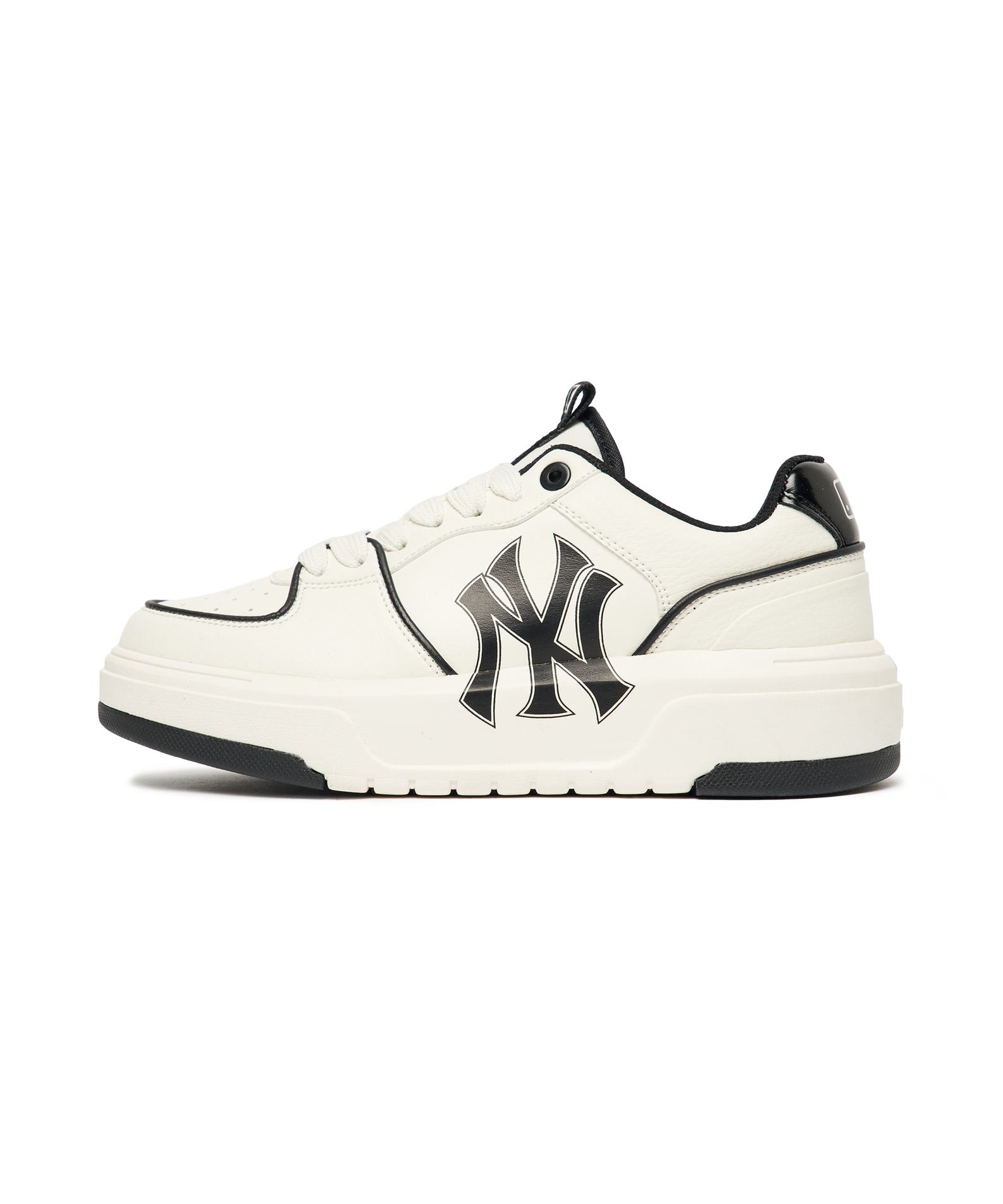 MLB Chunky Liner New York Yankees WHITE, sneaker blanche New York Yankees sur fond noir, vue latérale