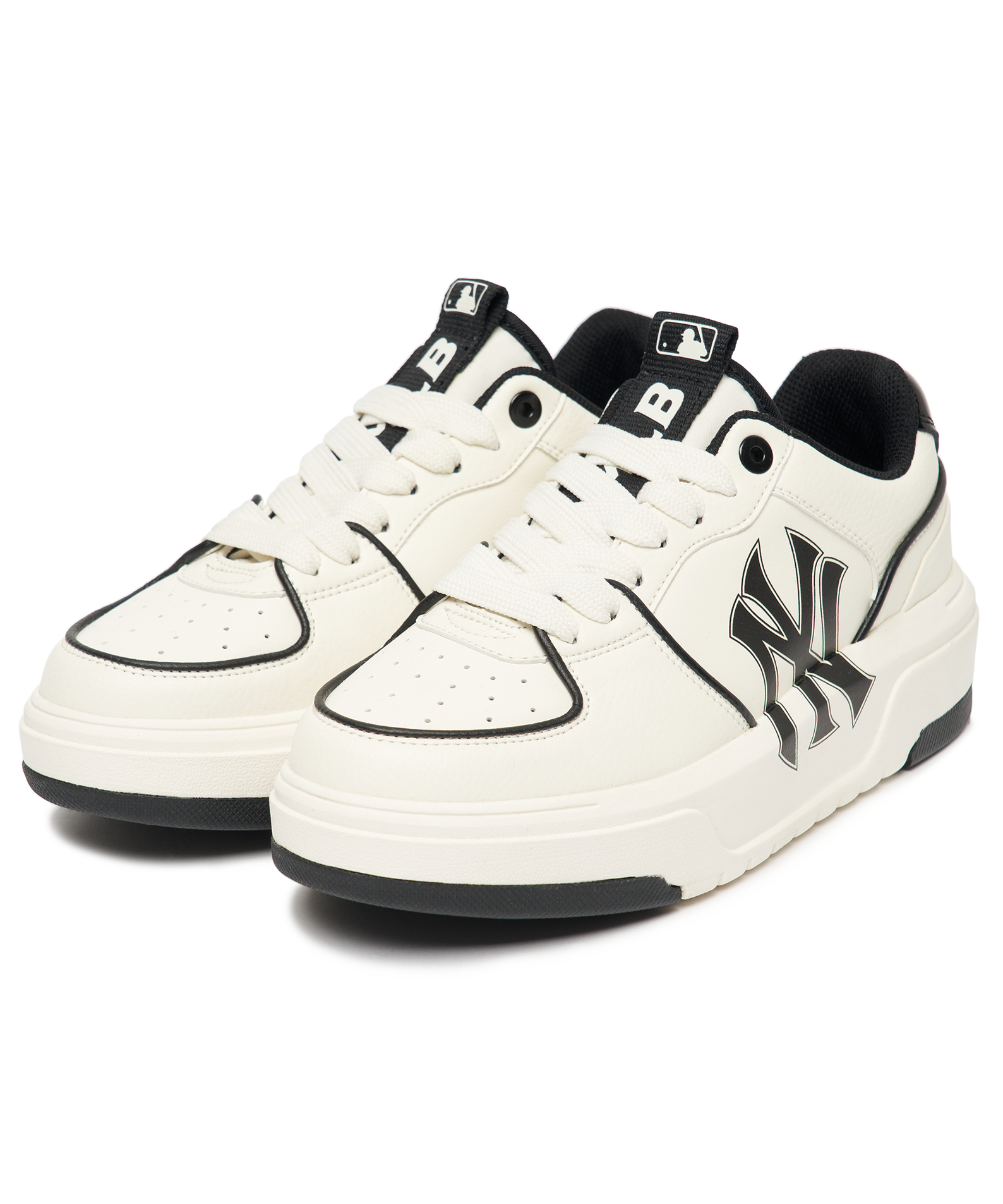 MLB Chunky Liner New York Yankees WHITE : baskets blanches avec logo NY, lacets et semelle chunky, vue produit sur fond blanc