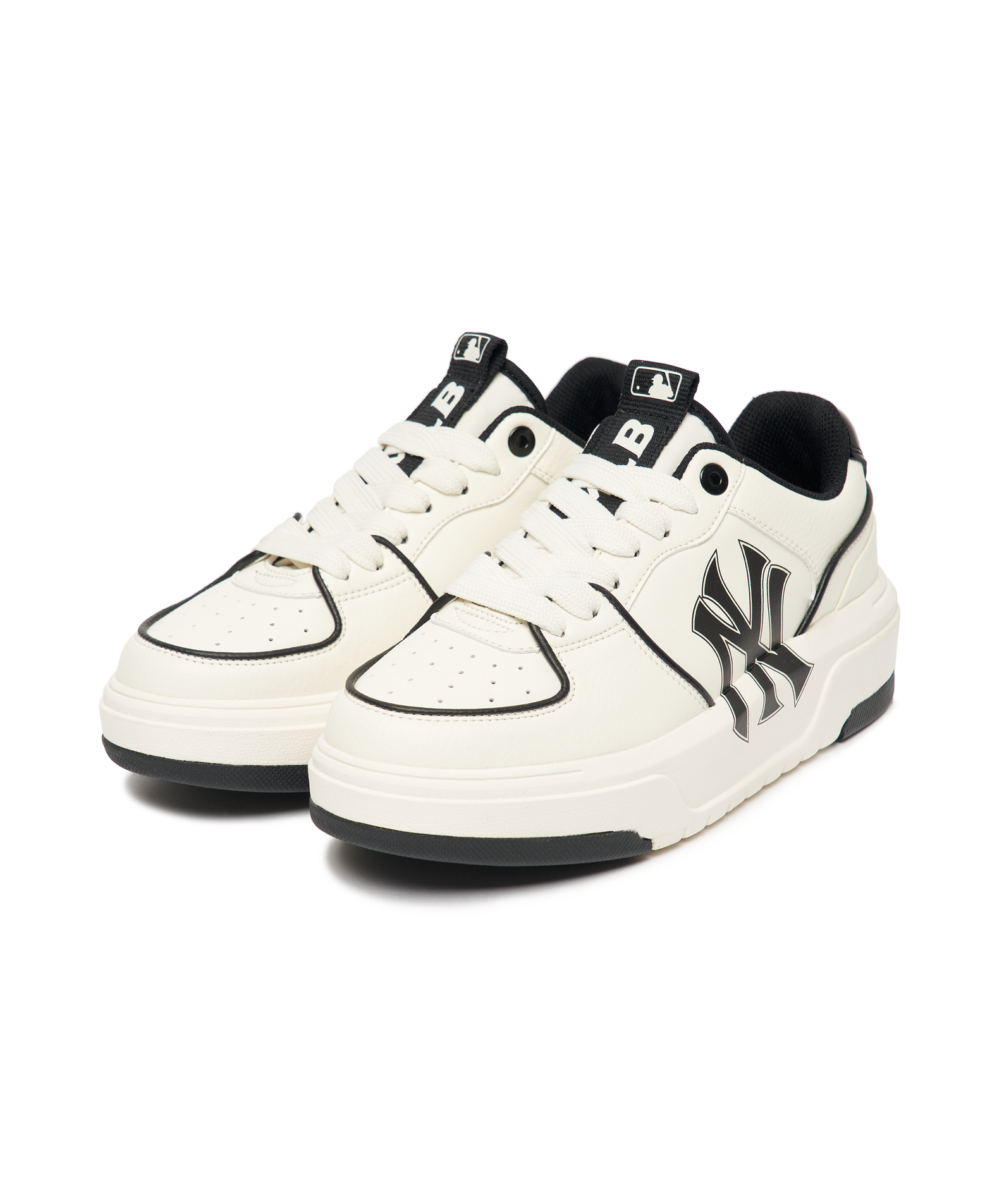 MLB Chunky Liner New York Yankees WHITE, baskets blanches adidas-like avec logo Yankees, vue sur fond noir.