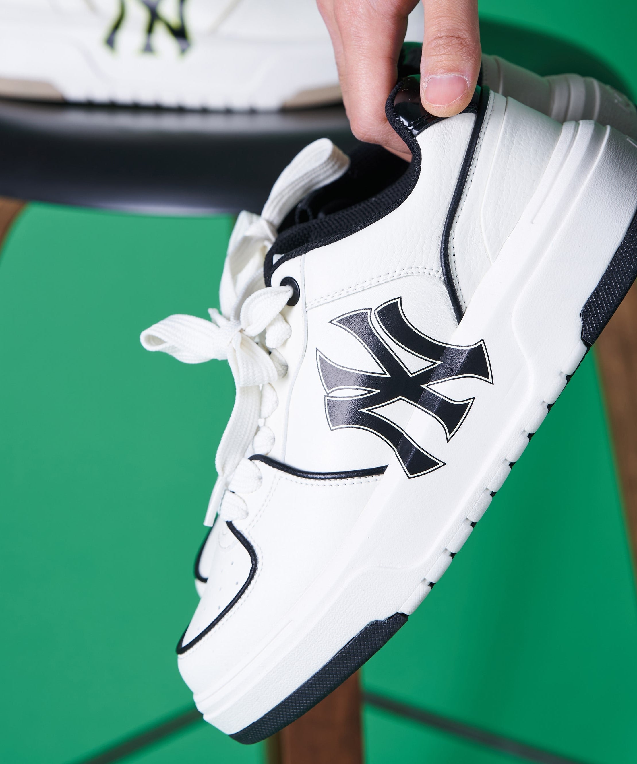 MLB Chunky Liner New York Yankees WHITE : chaussure blanche Yankees avec logo XL, main ajuste la languette, fond vert.
