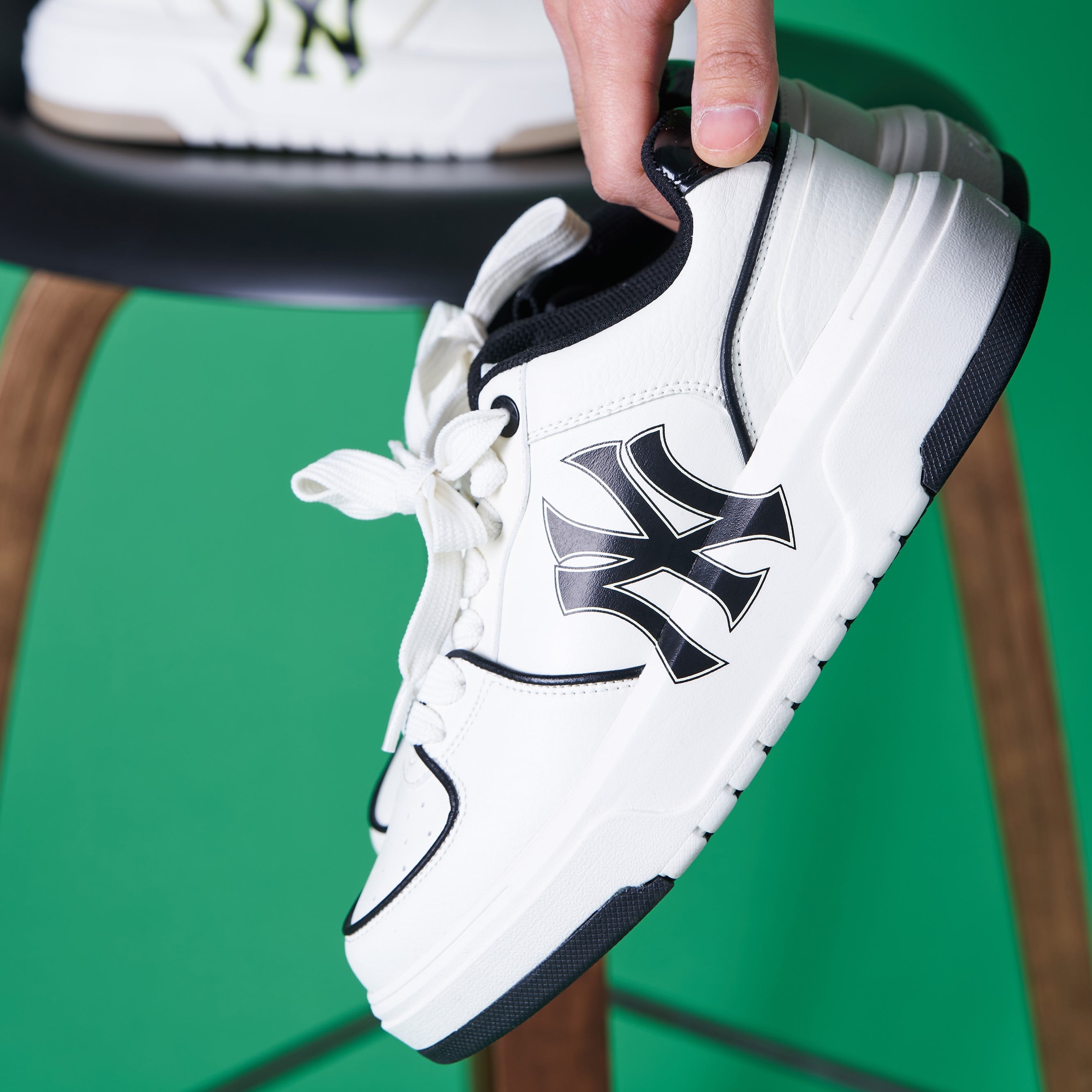 MLB Chunky Liner New York Yankees WHITE : chaussure blanche Yankees avec logo XL, main ajuste la languette, fond vert.