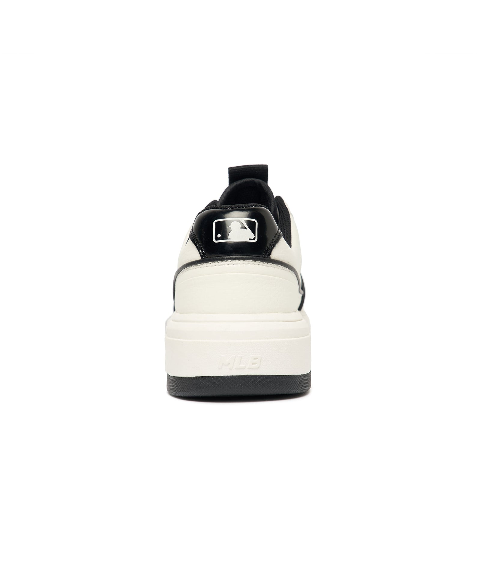 MLB Chunky Liner New York Yankees WHITE, chaussures MLB blanches avec logo Yankees, vue arrière sur fond blanc.