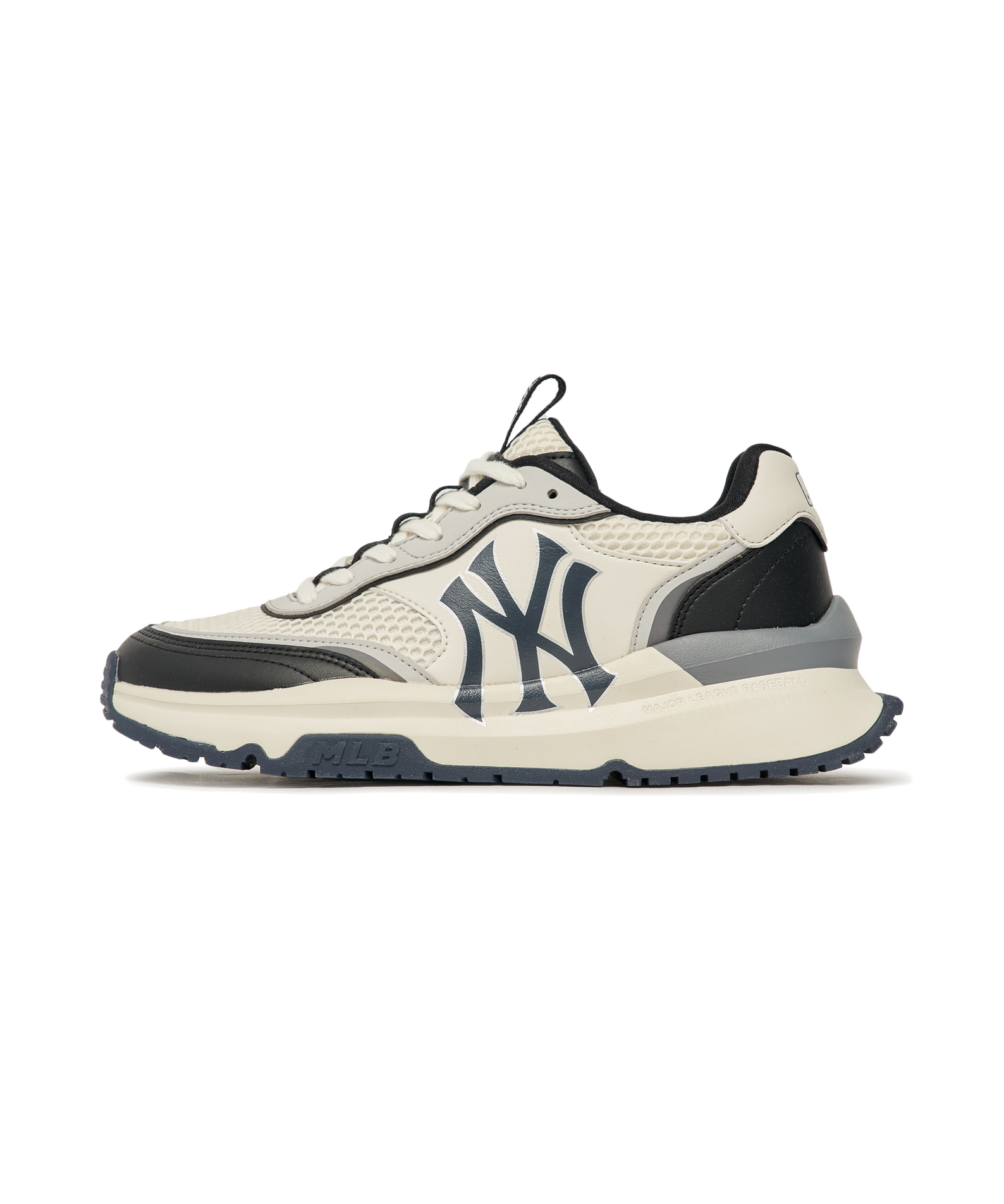 MLB Chunky Runner New York Yankees BLACK, baskets noir/blanc avec logo NY, vue de côté sur fond blanc.