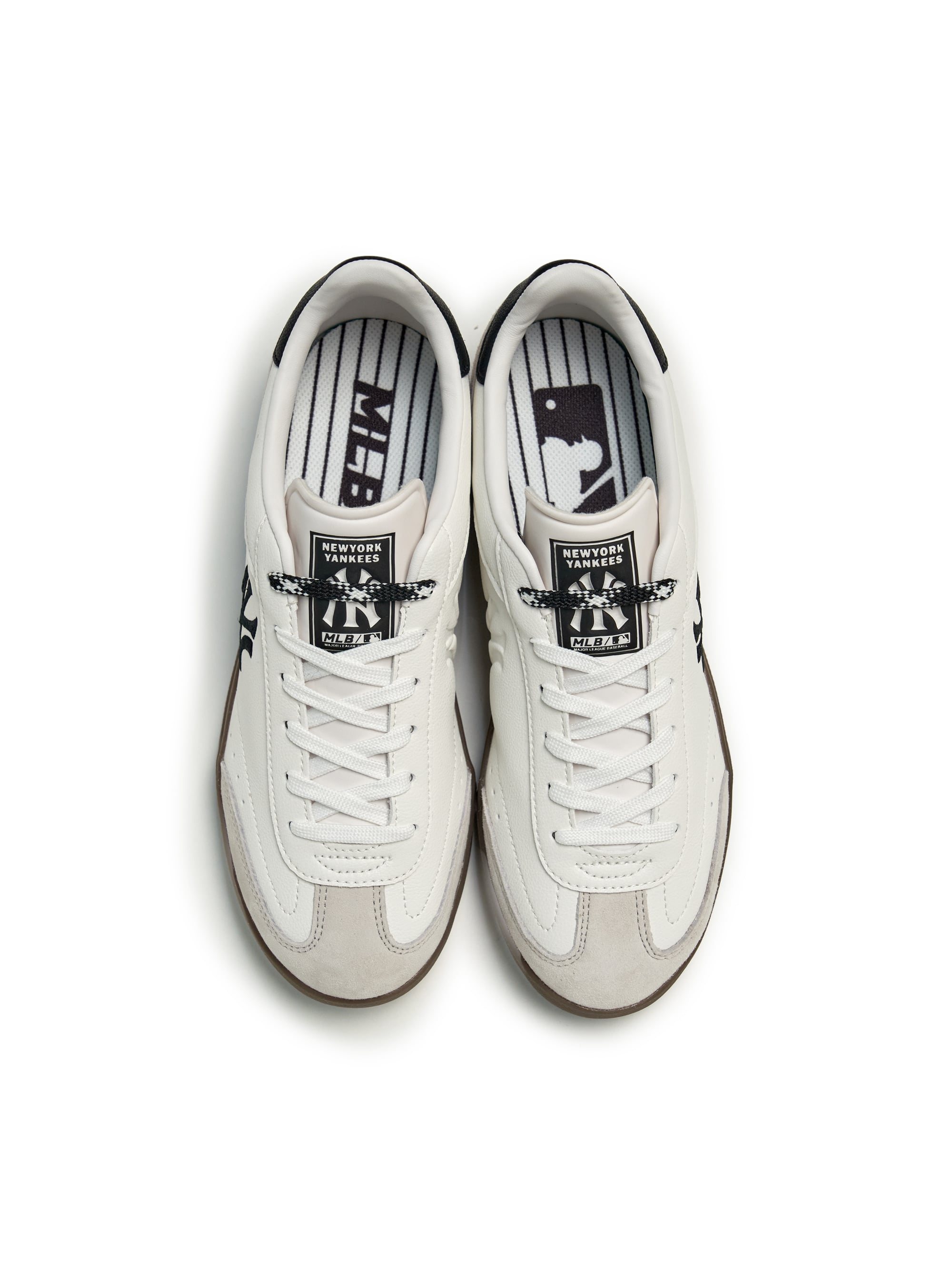 MLB Clubby New York Yankees WHITE : baskets blanches de la marque MLB, vue de dessus, lacets et logo Yankees.