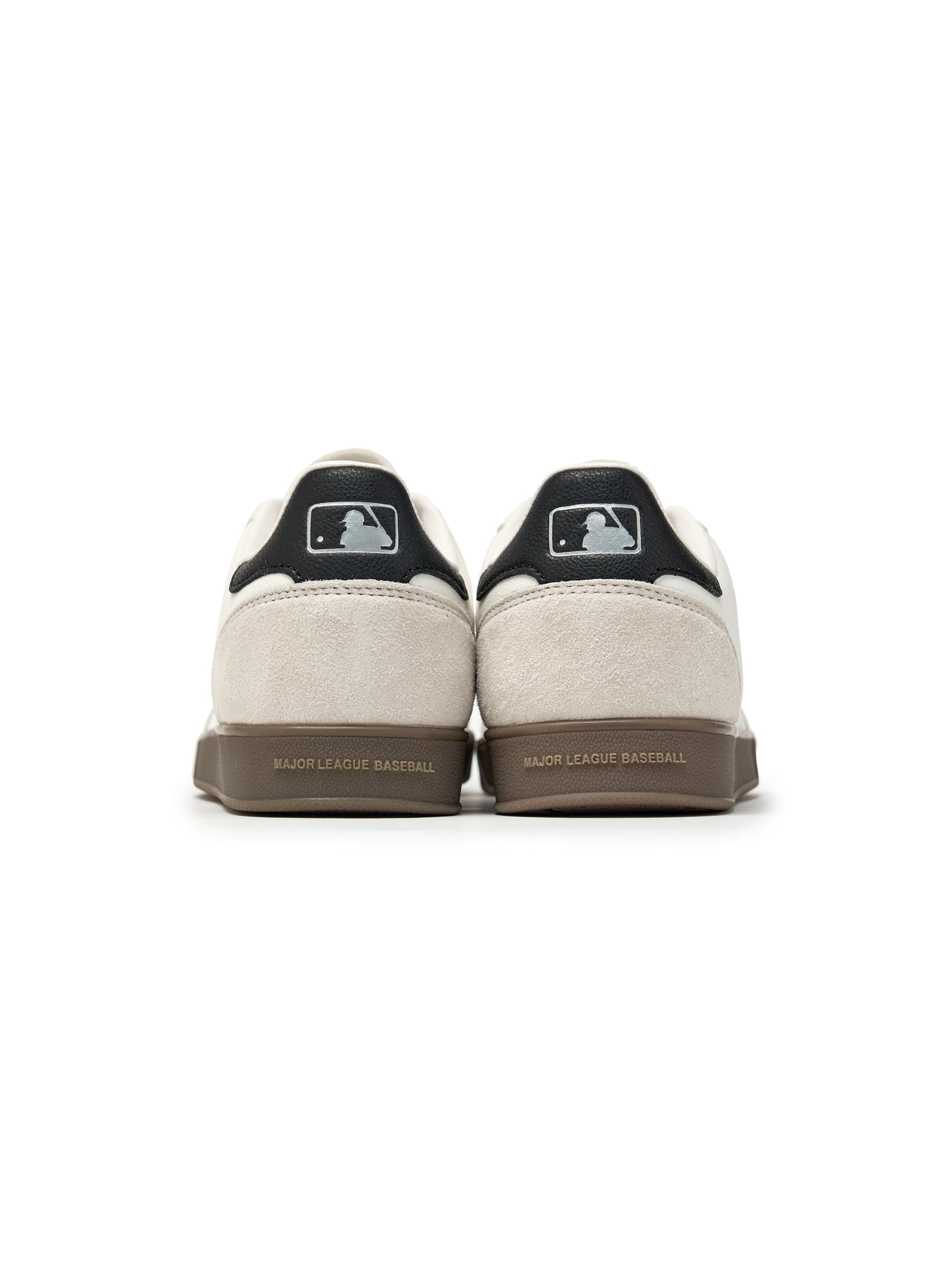 MLB Clubby New York Yankees WHITE, paire de chaussures blanches, vue arrière sur fond blanc, style MLB Yankees