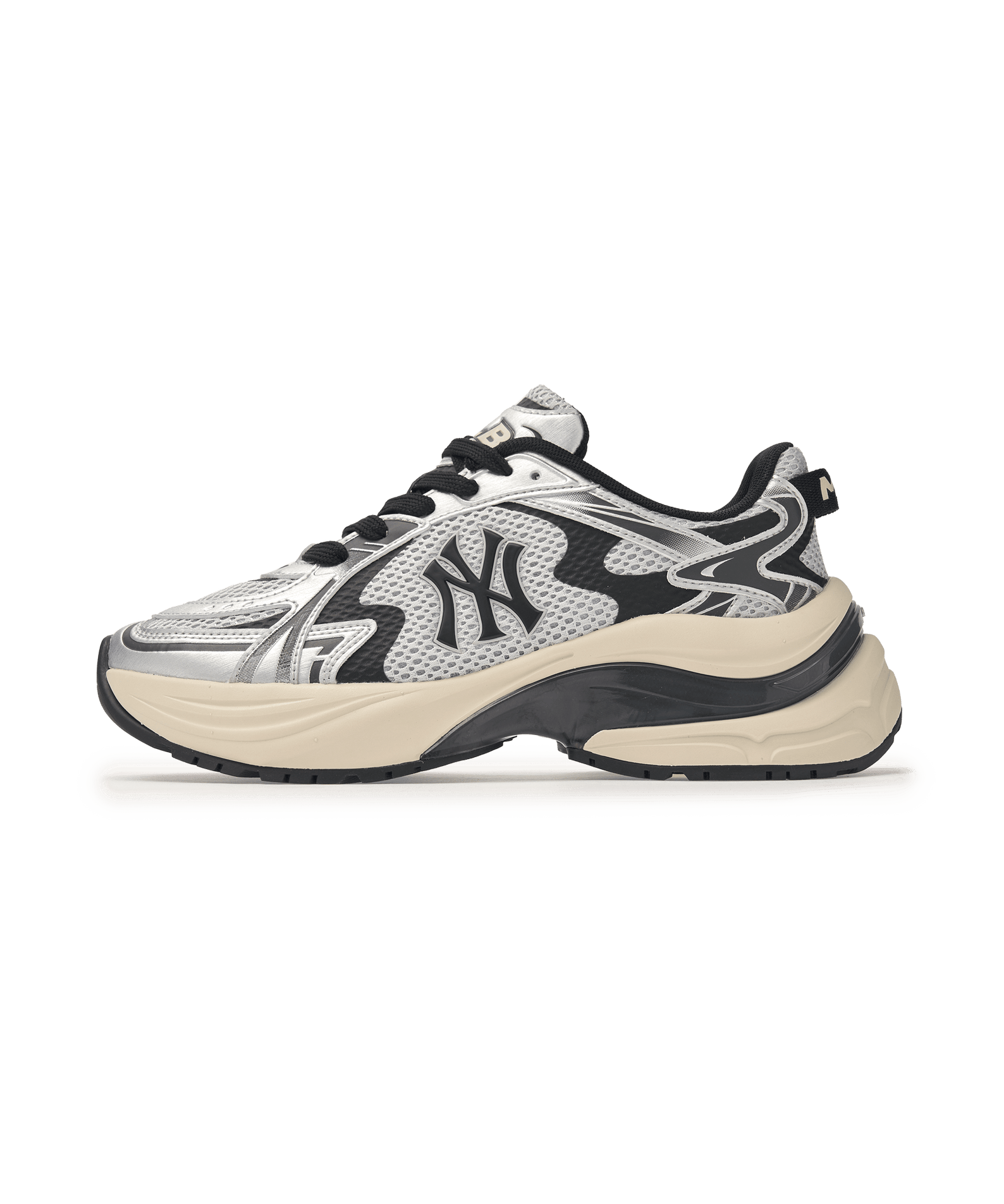 MLB Curve Runner New York Yankees SILVER : chaussure argentée, vue de face sur fond vert, style sport MLB