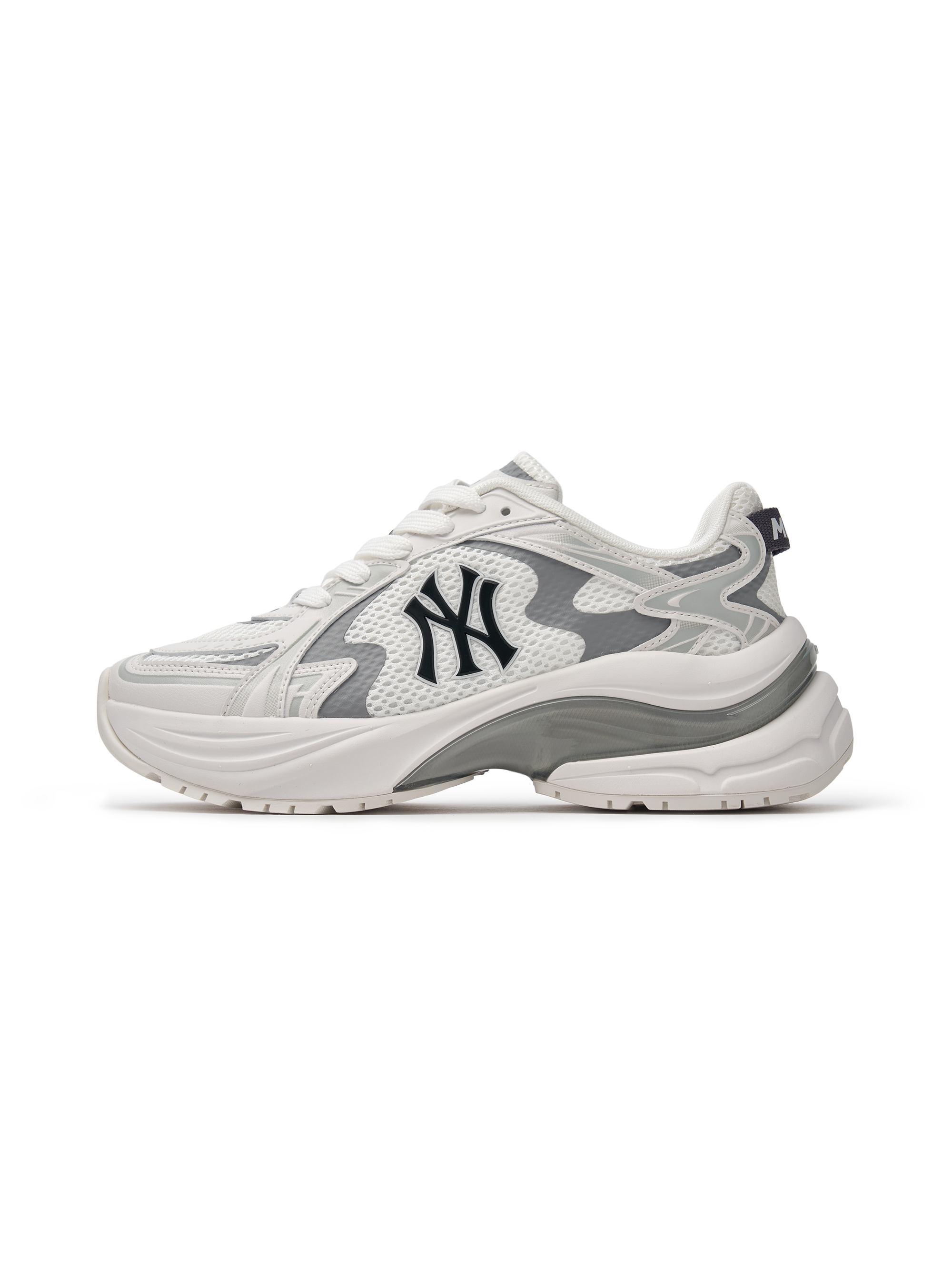 MLB Curve Runner New York Yankees WHITE, baskets blanches avec logo Yankees, style sportif sur fond noir.