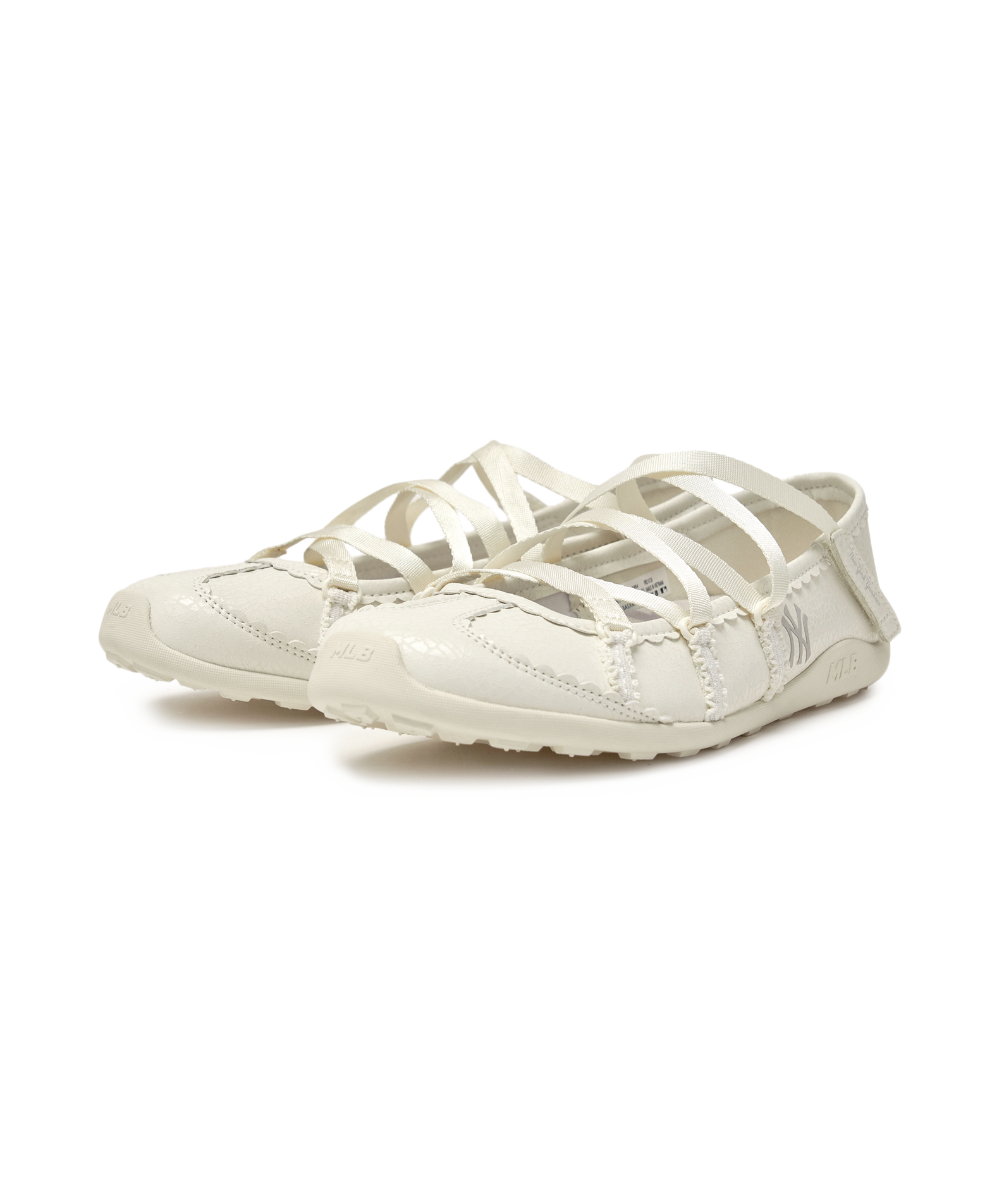 MLB Flare Mary Jane New York Yankees CREAM : chaussure style Mary Jane beige, détail Yankees, fond noir.