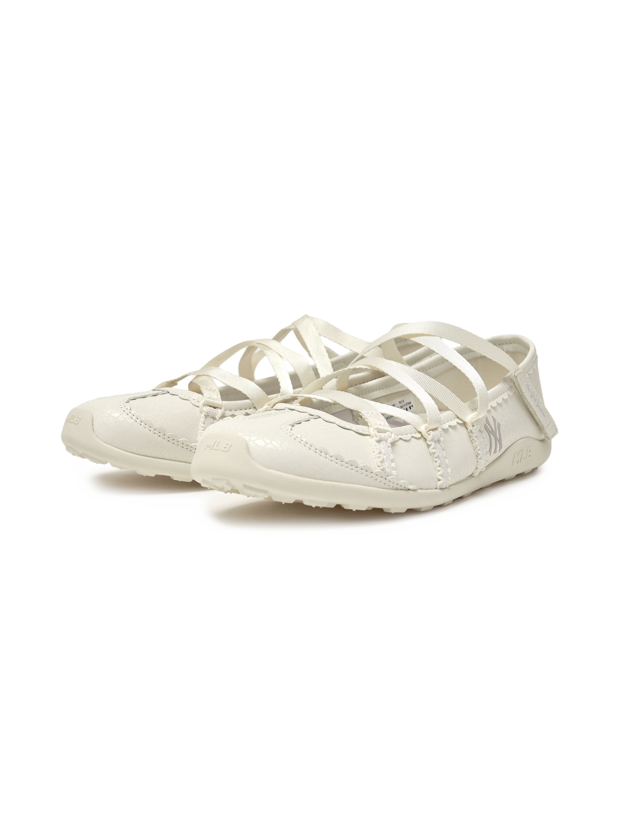MLB Flare Mary Jane New York Yankees CREAM : chaussure style Mary Jane beige, détail Yankees, fond noir.