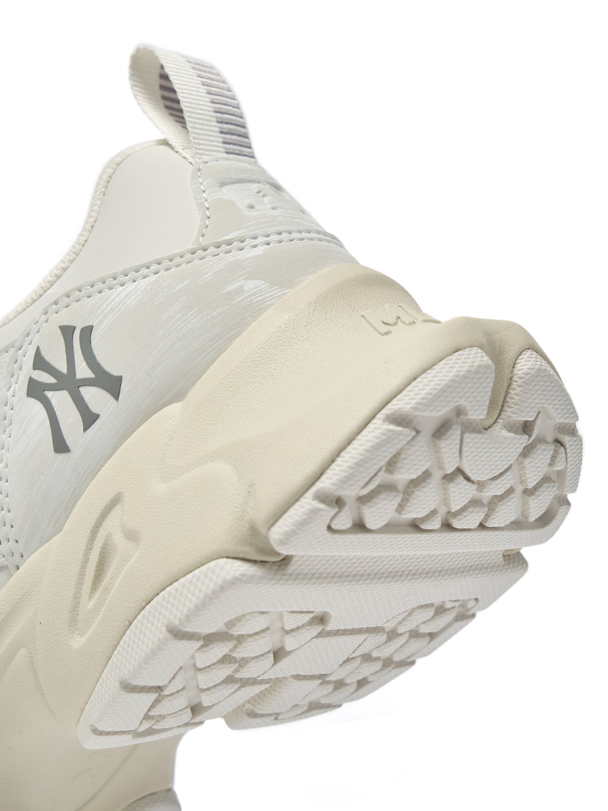 MLB Pastry Runner Mask New York Yankees CREAM, chaussure blanche MLB avec empiècements et logo Yankees, vue détail.