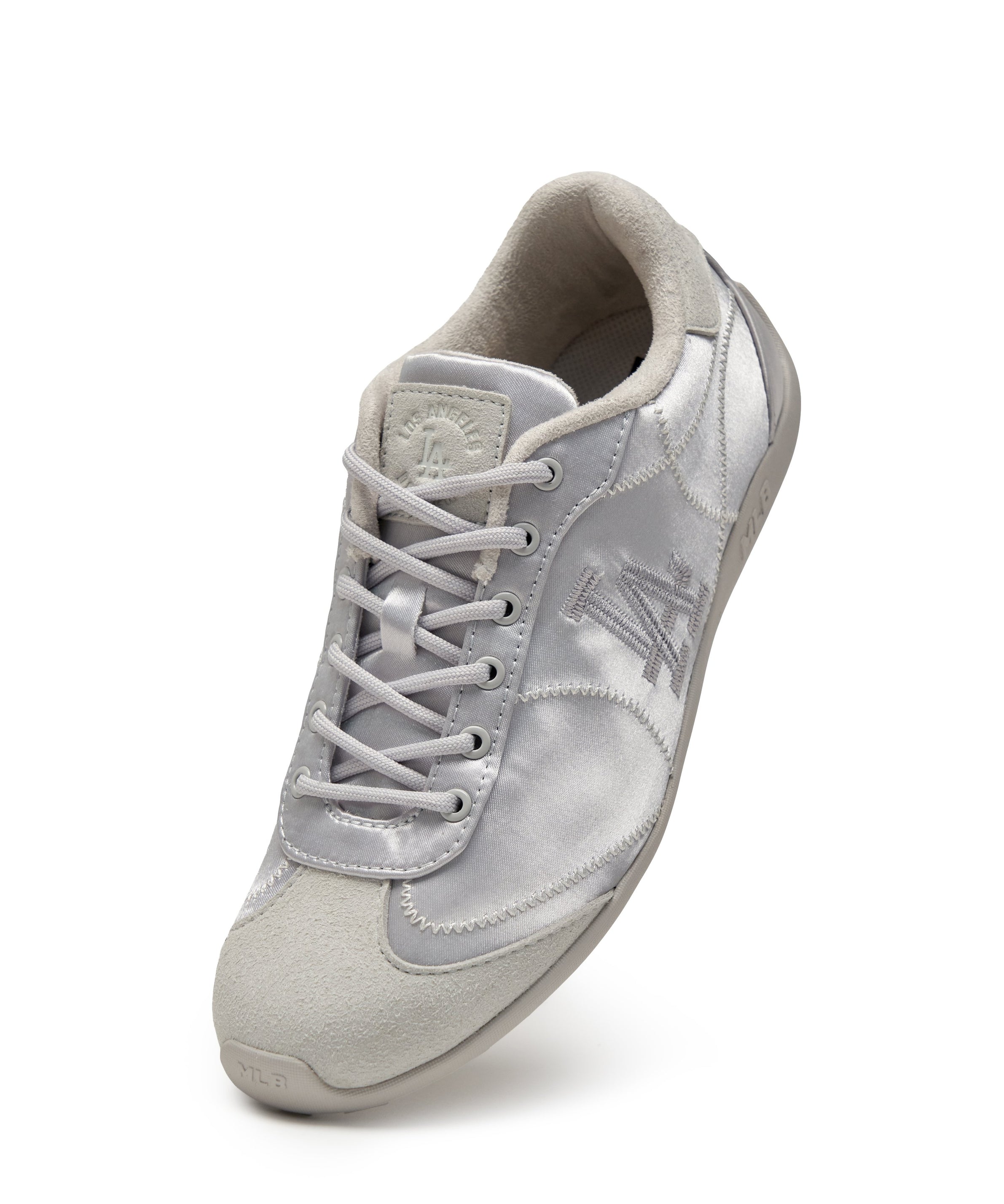 MLB Slick Powder LA Dodgers SILVER : chaussure argentée avec logo, vue de face sur fond blanc (style vintage)