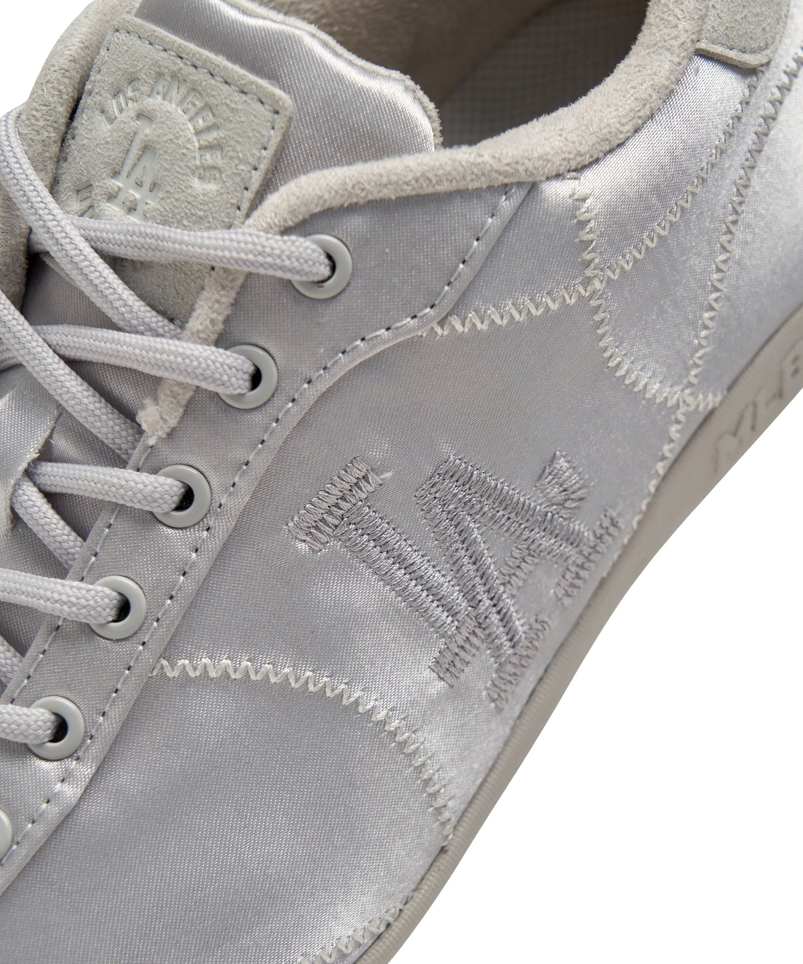 MLB Slick Powder LA Dodgers SILVER : gros plan sur chaussures argentées avec broderie Dodgers et lacets gris.