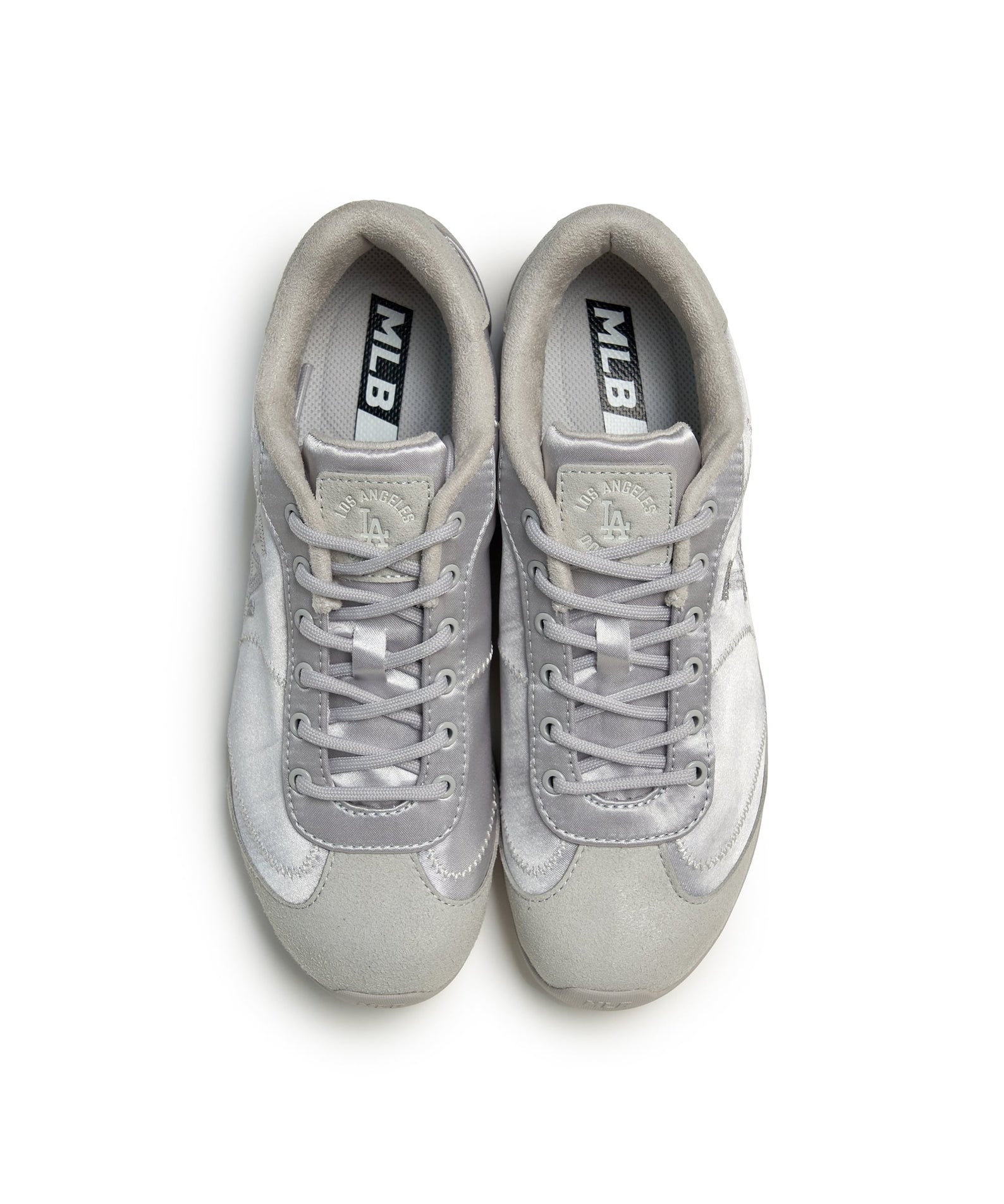 MLB Slick Powder LA Dodgers SILVER : baskets MLB argentées, vues de dessus sur fond clair, détail marque MLB.