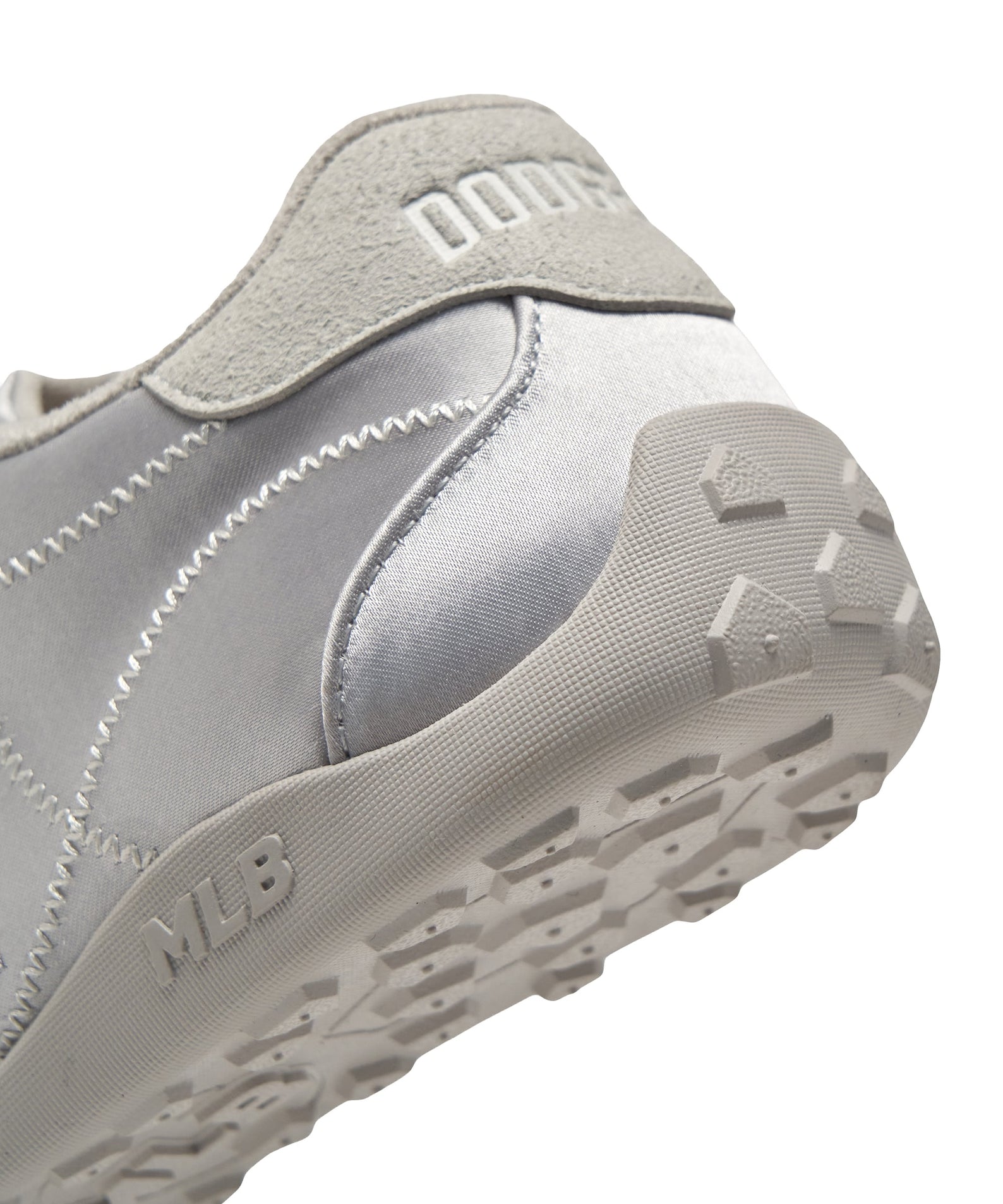 MLB Slick Powder LA Dodgers SILVER, chaussure MLB argentée, gros plan semelle crampons, style Dodgers.
