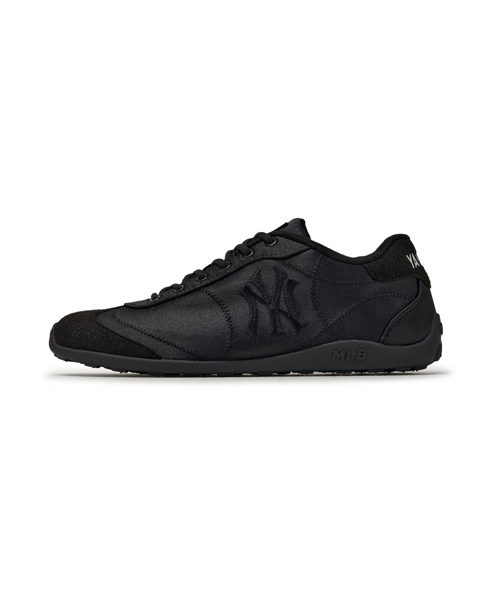 MLB Slick Powder New York Yankees BLACK, chaussure noire Yankees, marque MLB, fond noir, vue produit.
