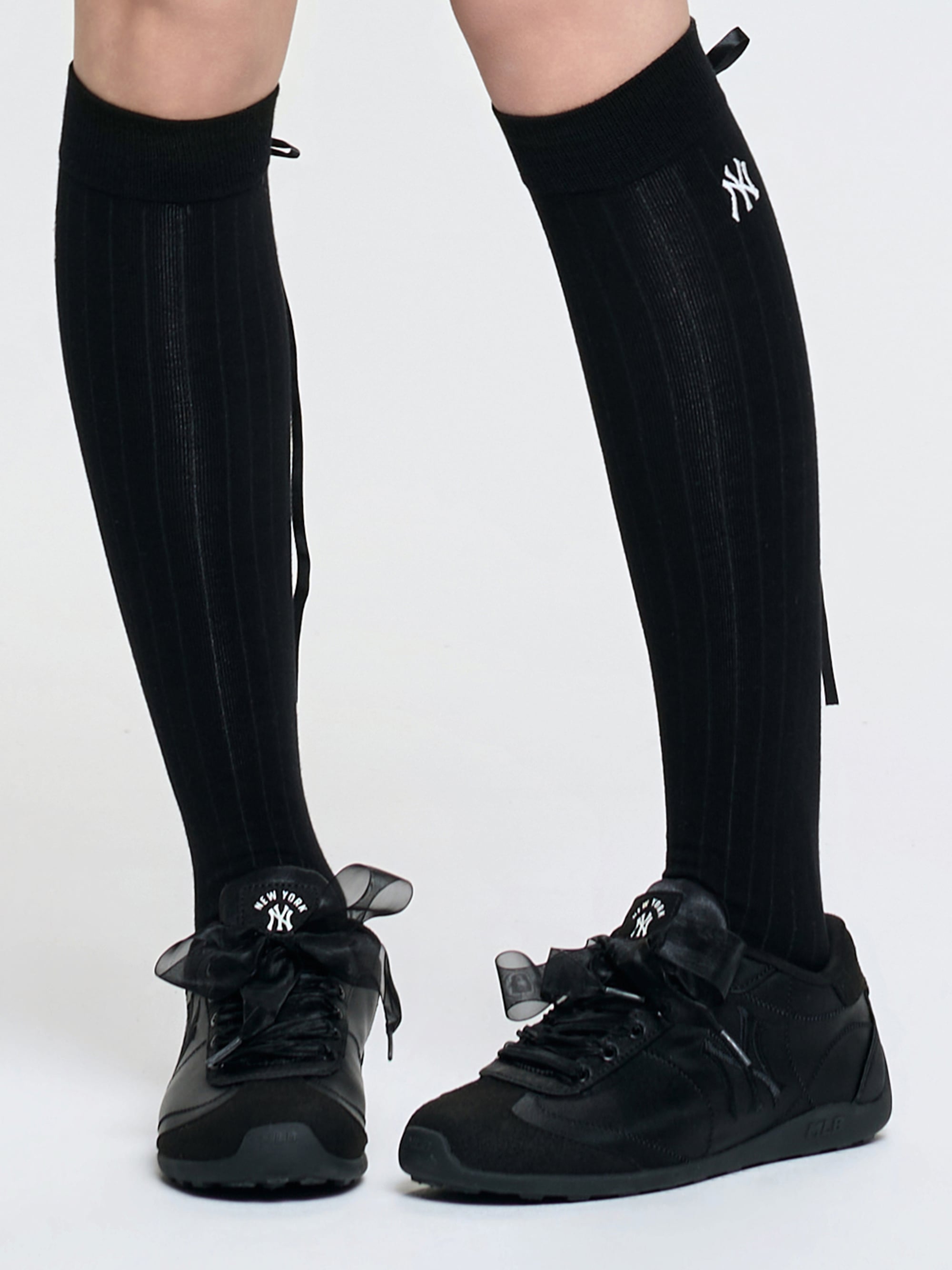 MLB Slick Powder New York Yankees BLACK, chaussettes et baskets noires Yankees, en studio sur fond blanc.