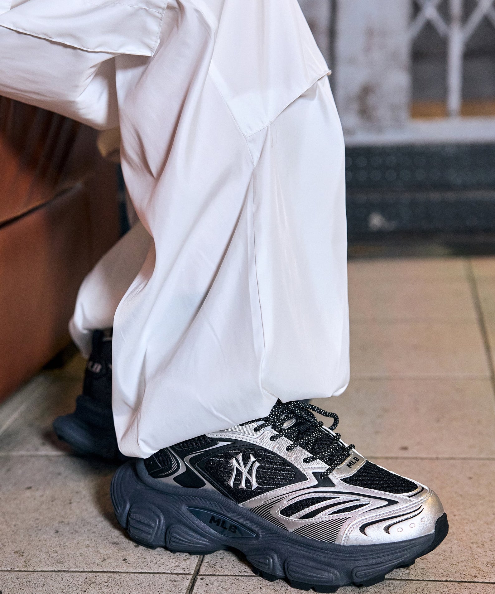 MLB Winner Chunky New York Yankees BLACK : baskets épaisses Yankees, vues sur trottoir devant stade, marque MLB.