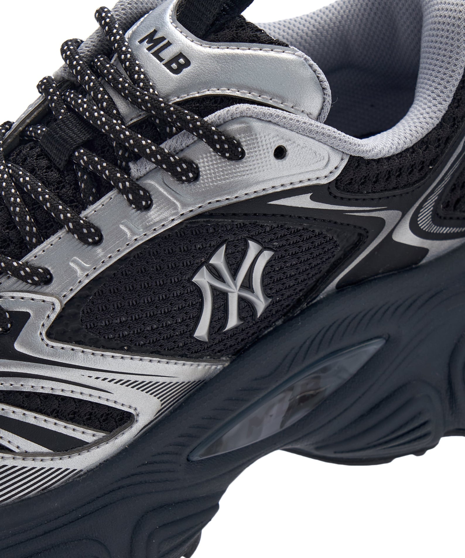 MLB Winner Chunky New York Yankees BLACK : baskets chunky noires et grises, logo NY, vue rapprochée sur la chaussure