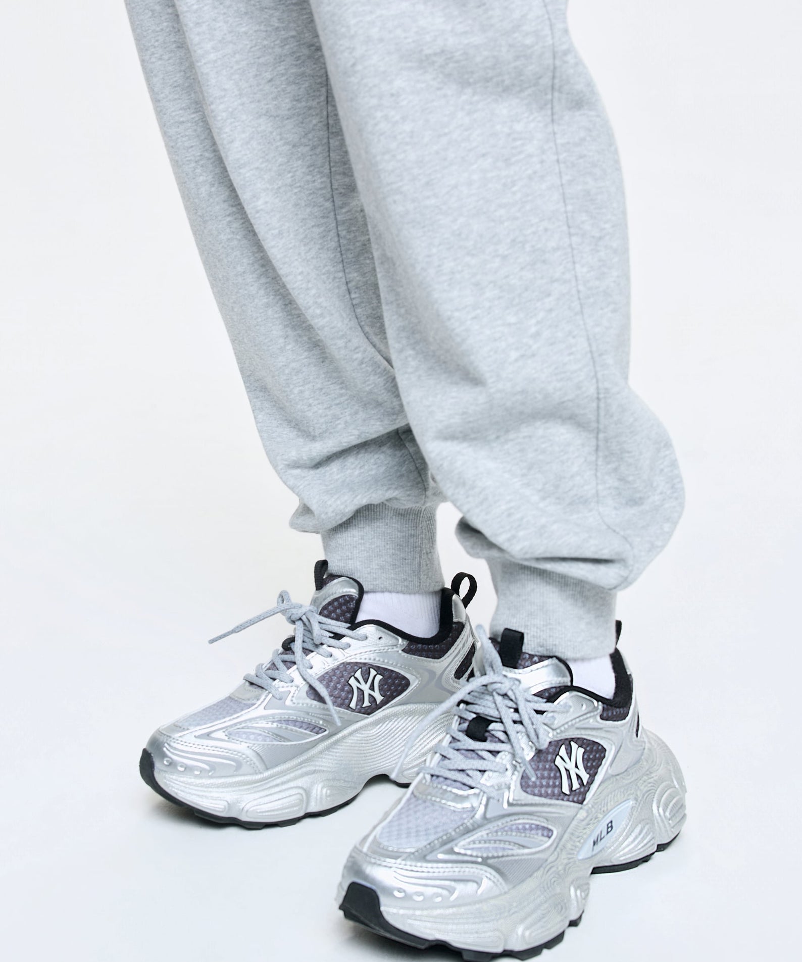 MLB Winner Chunky SV New York Yankees SILVER : sneakers argentées, gros semelles, logo NY, sur fond clair.