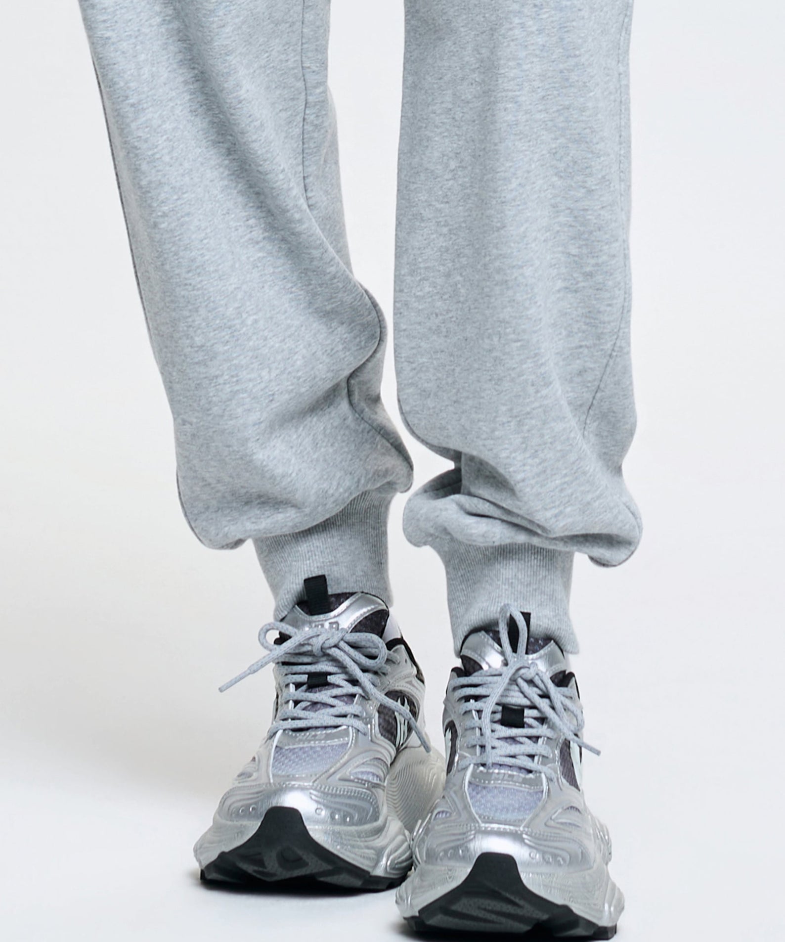 MLB Winner Chunky SV New York Yankees SILVER, baskets argentées, logo Yankees, vue des pieds sur fond clair.