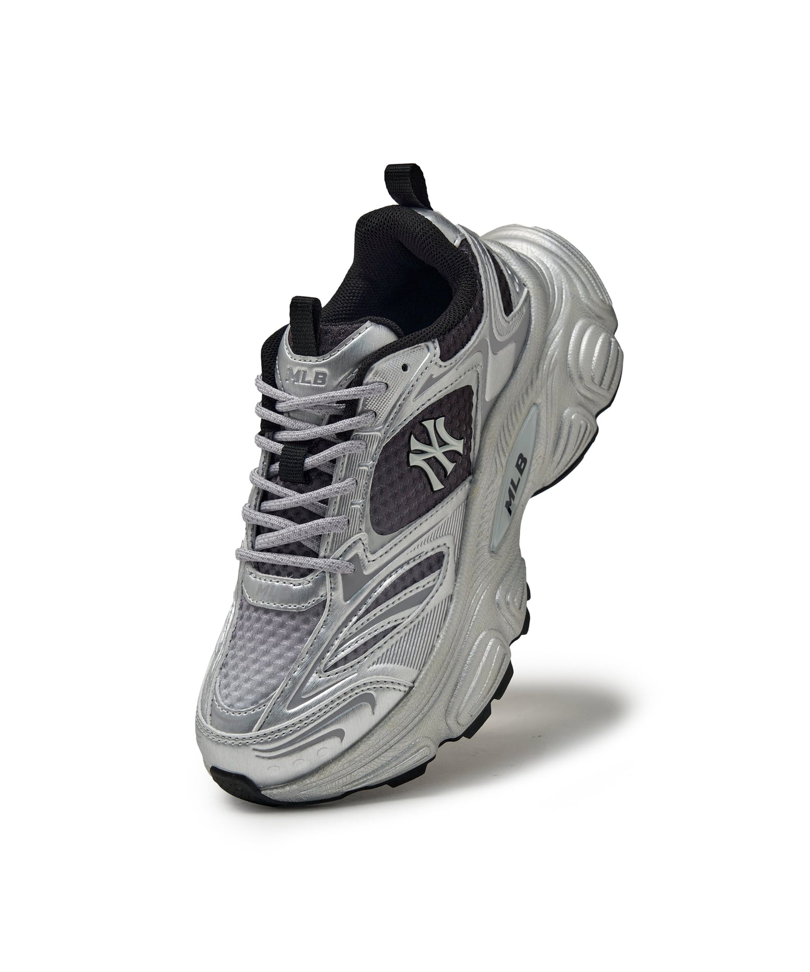 MLB Winner Chunky SV New York Yankees SILVER, basket chunky argent, chaussures MLB Yankees sur fond blanc
