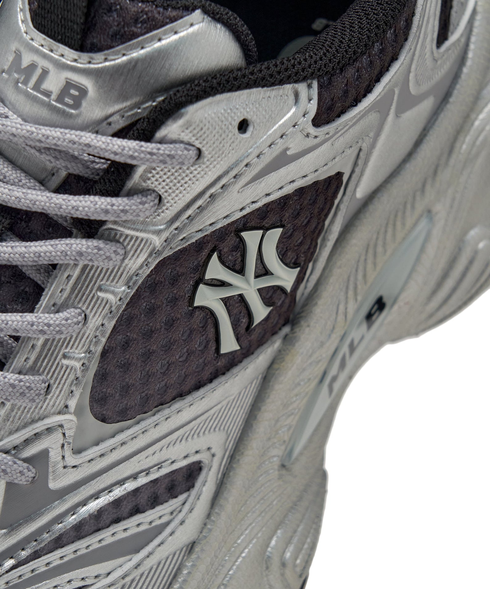 MLB Winner Chunky SV New York Yankees SILVER, chaussures chunky argentées MLB, logo Yankees visible sur gros plan.