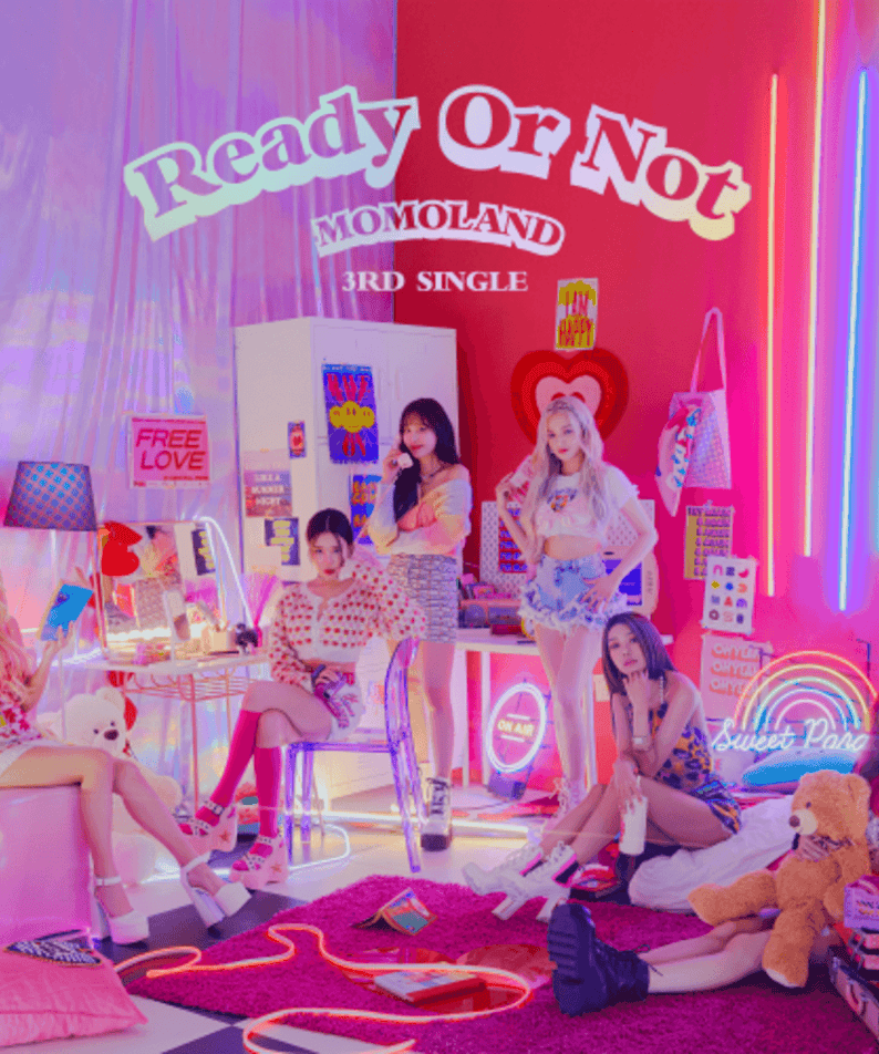 MOMO - [Ready or Not] - Album Kpop : visuel MOMOLAND en chambre pop néon, affiches et décor d’époque sur l’image.