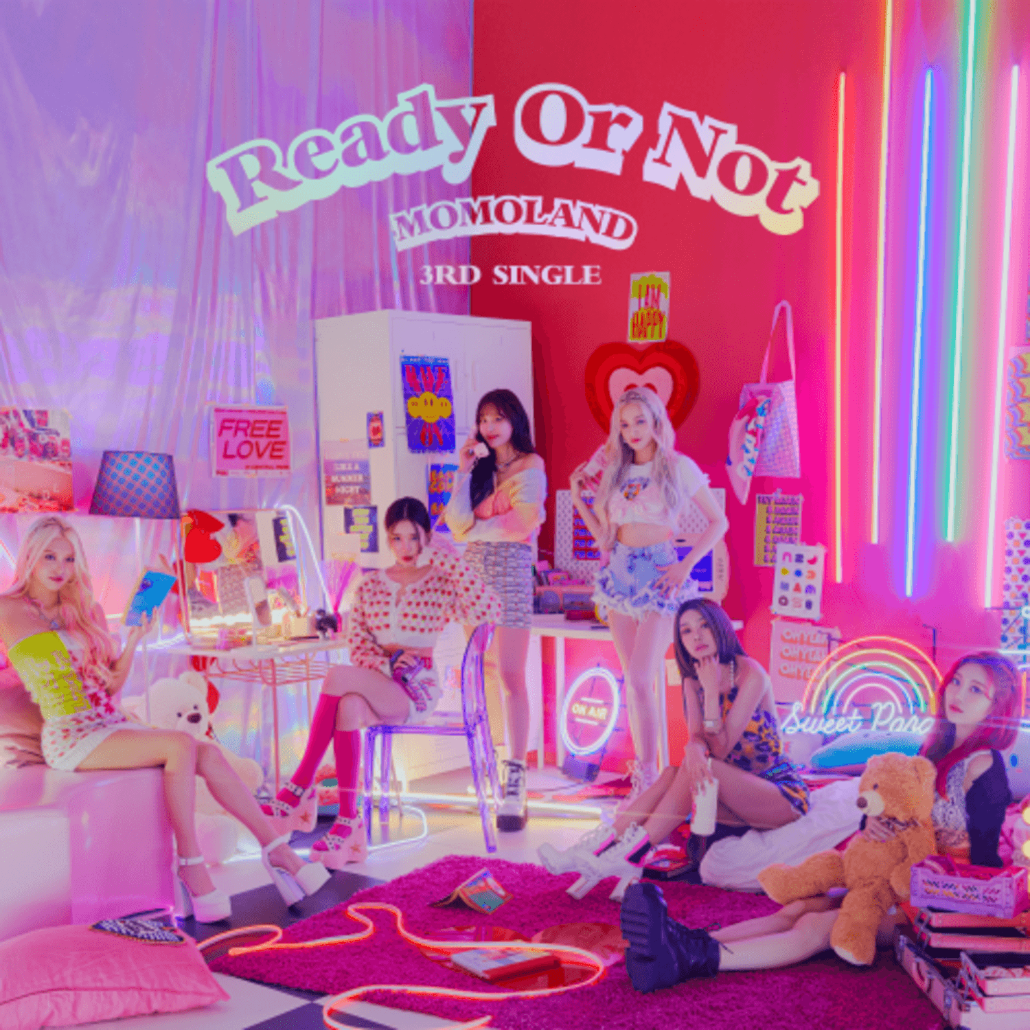 MOMO - [Ready or Not] - Album Kpop : visuel MOMOLAND en chambre pop néon, affiches et décor d’époque sur l’image.
