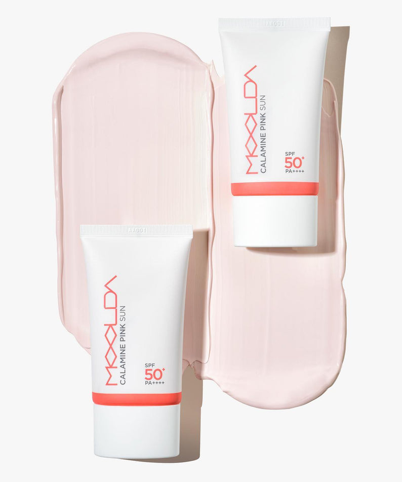 Crème solaire MOOLDA Calamine Pink Sun SPF50+ PA++++ sur fond rose clair