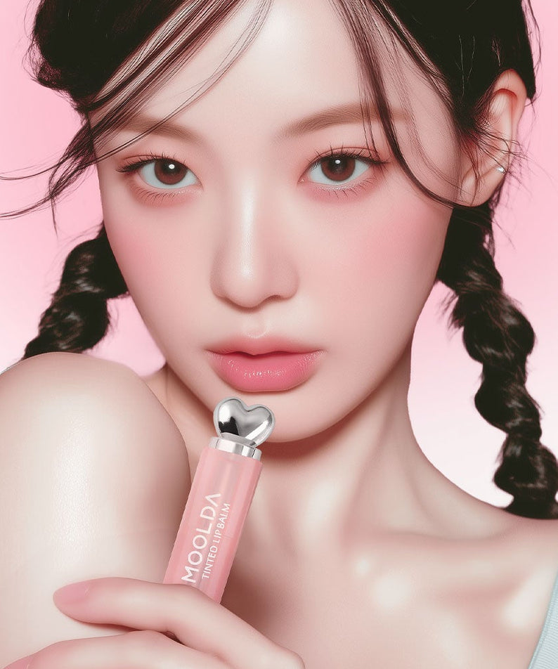 MOOLDA Tinted Lip Balm sur fond rose, lèvres hydratées et sourire, flacon visible, marque MOOLDA en gros plan