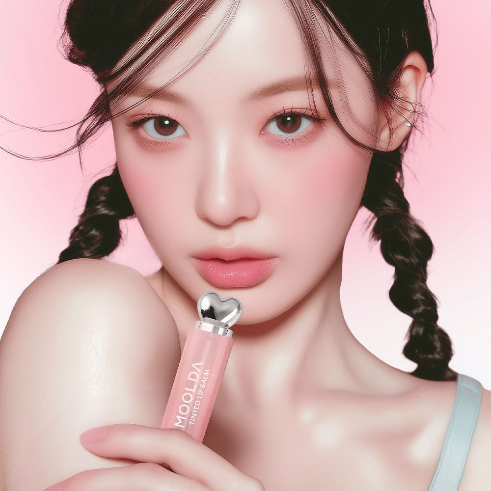 MOOLDA Tinted Lip Balm sur fond rose, lèvres hydratées et sourire, flacon visible, marque MOOLDA en gros plan