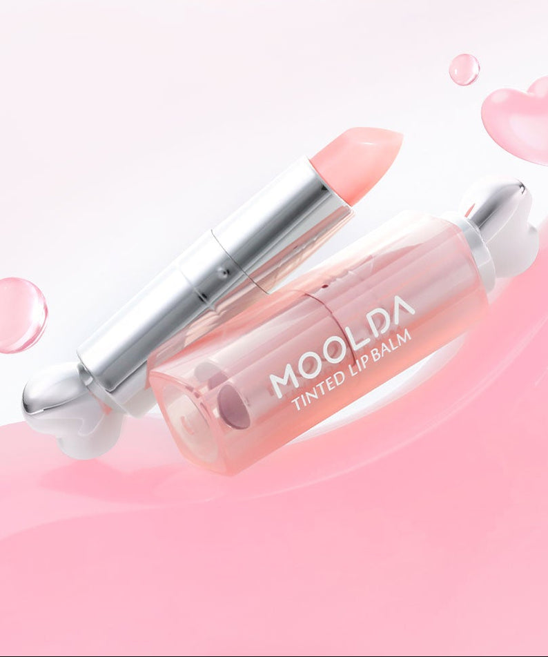 MOOLDA Tinted Lip Balm : baume à lèvres teinté de la marque MOOLDA, tube argent et rose sur fond pastel