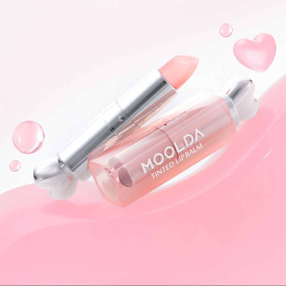 MOOLDA Tinted Lip Balm : baume à lèvres teinté de la marque MOOLDA, tube argent et rose sur fond pastel