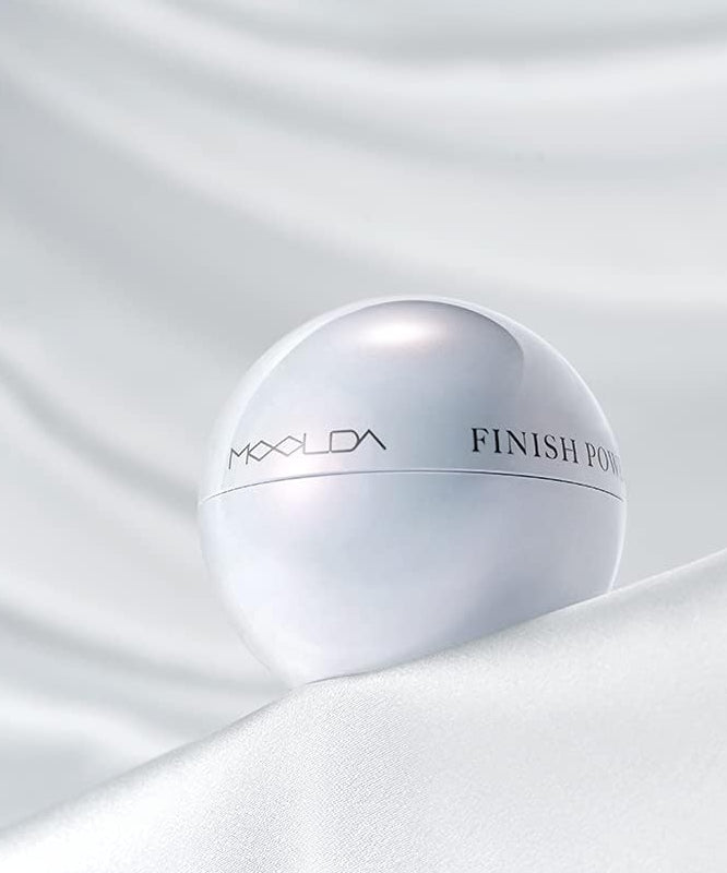MOOLDA Water Finish Powder présenté sur un fond blanc élégant, produit cosmétique de haute qualité pour une finition parfaite.