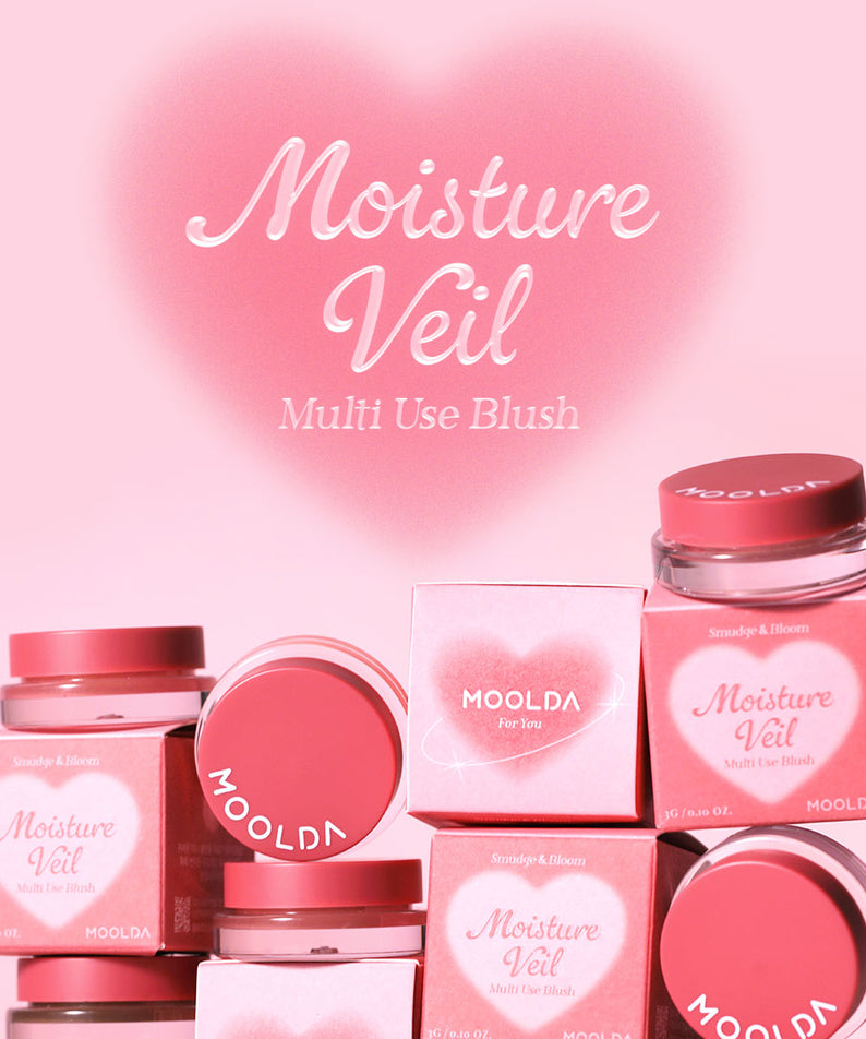 MOOLDA Water Moisture Veil Multi-Use Blusher en vitrine avec des pots empilés dans un décor rose élégant.