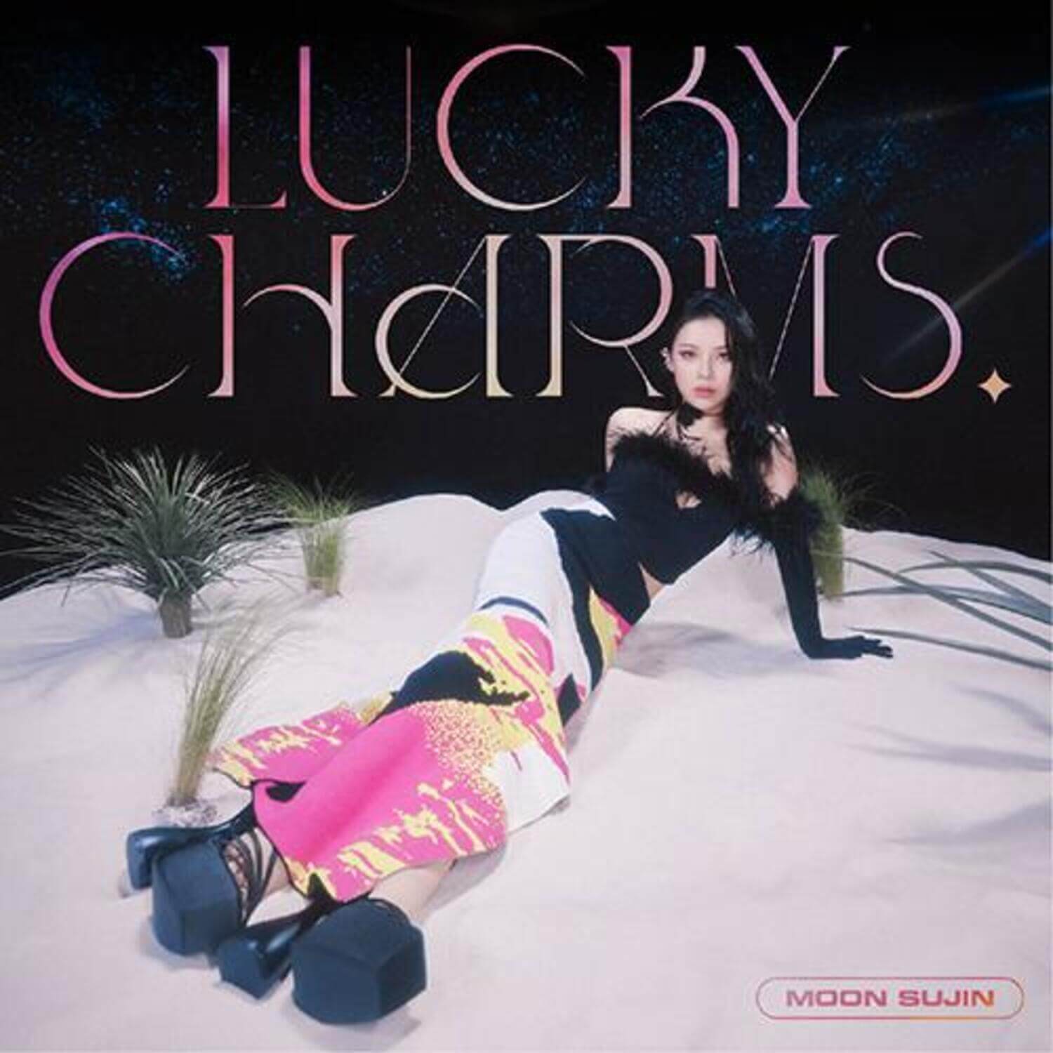 MOON SUJIN - [Lucky Charms!] - Album Kpop : cover avec MOON SUJIN allongée sur décor blanc, texte violet, charme visuel