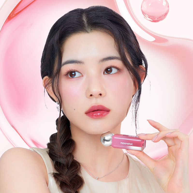 MOONSHOT Jelly Moon Glow Tint de la marque MOONSHOT, maquillage effet jelly sur fond rose avec modèle maquillée
