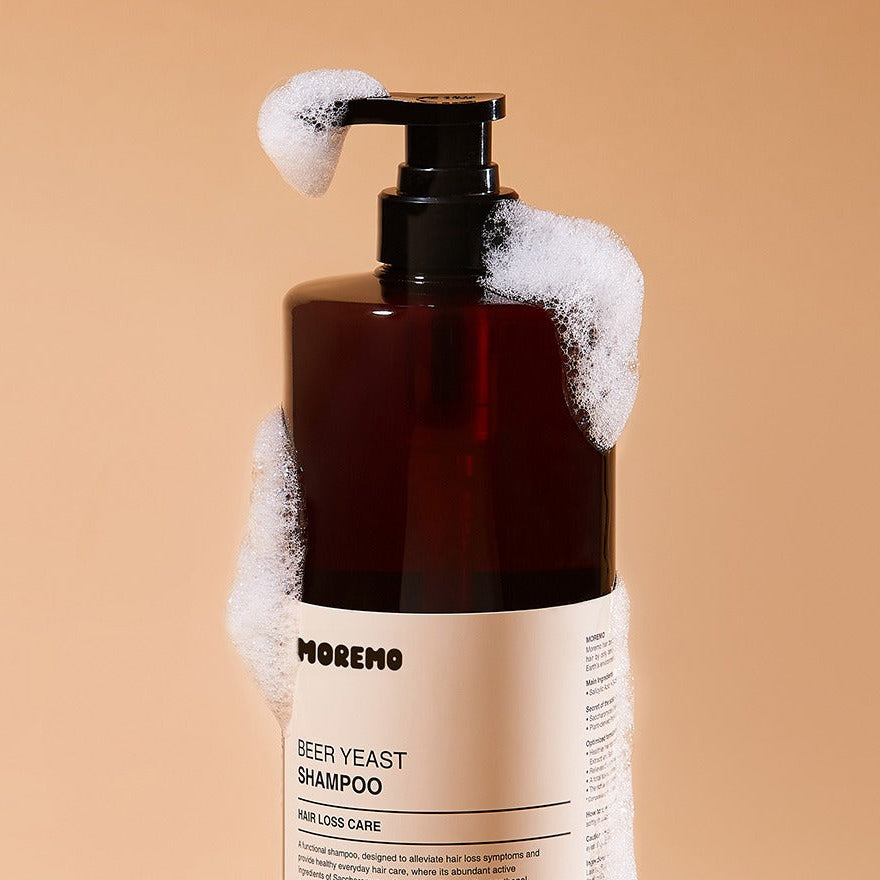 MOREMO Beer Yeast Shampoo 1000ml, bouteille brune avec mousse blanche sur fond beige, photo produit en gros plan.