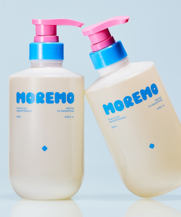 MOREMO Fresh & Cool Dandruff Shampoo 500ml : bouteilles de shampooing anti-pellicules MOREMO sur fond bleu clair, visuel produit.