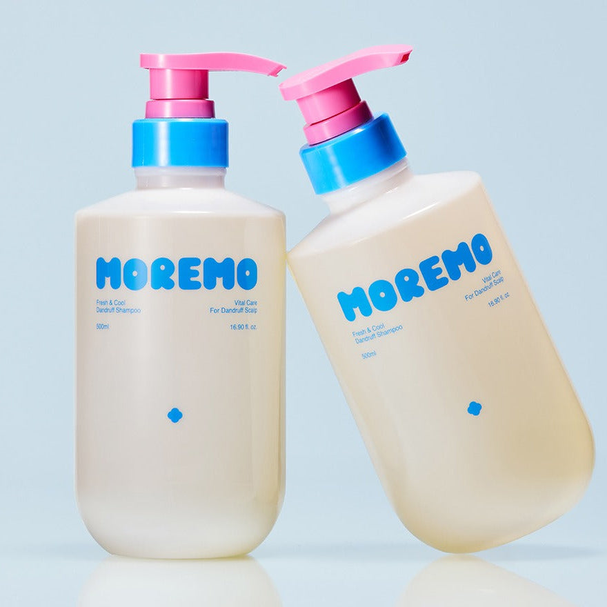 MOREMO Fresh & Cool Dandruff Shampoo 500ml : bouteilles de shampooing anti-pellicules MOREMO sur fond bleu clair, visuel produit.