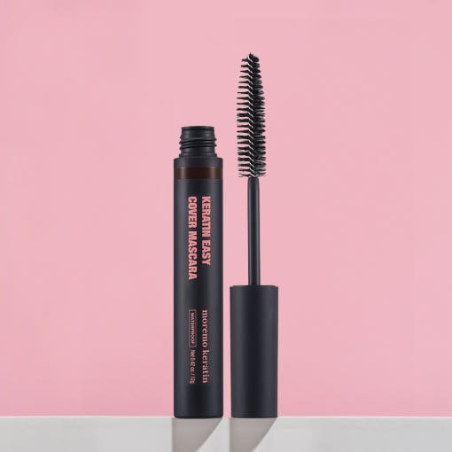 MOREMO Keratin Easy Cover Mascara, produit de la marque MOREMO en flacon noir avec brosse, sur fond rose.