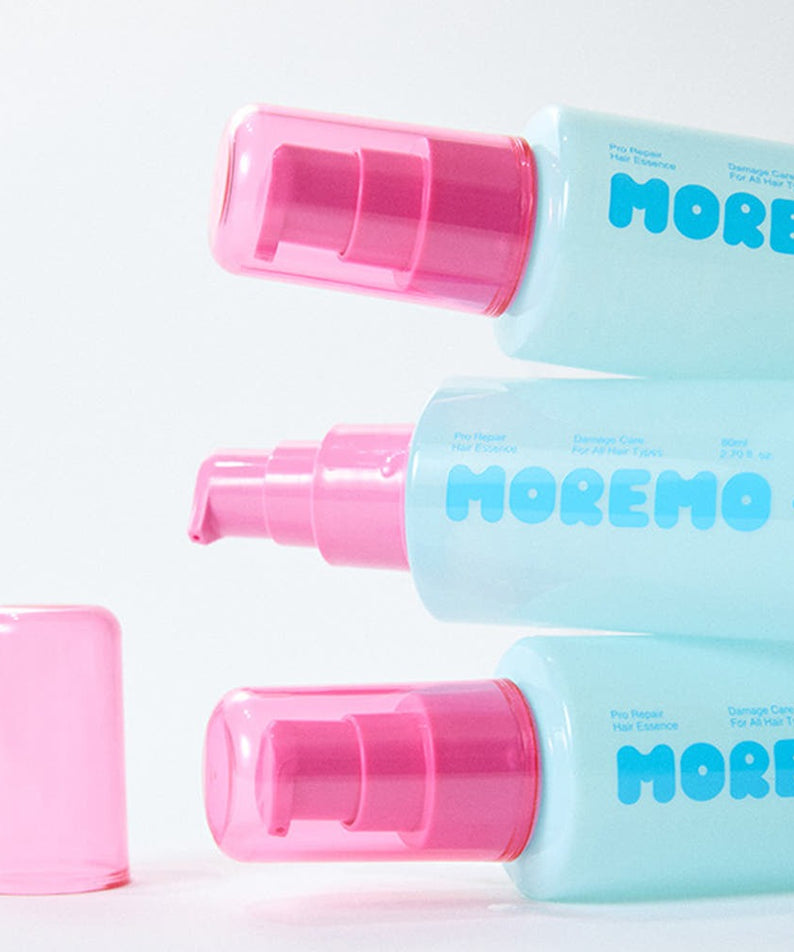 MOREMO Pro Repair Hair Essence, flacons roses et bleu menthe sur fond clair, produit de la marque MOREMO en gros plan.