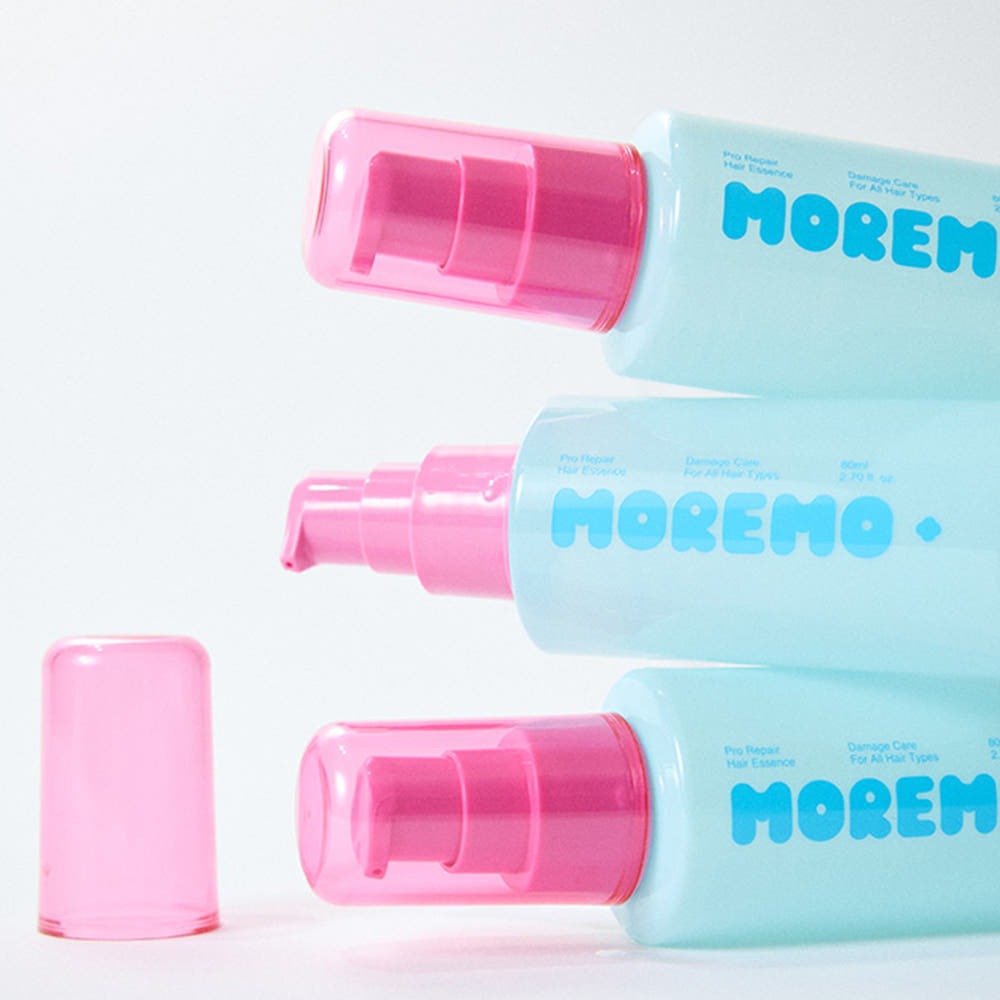 MOREMO Pro Repair Hair Essence, flacons roses et bleu menthe sur fond clair, produit de la marque MOREMO en gros plan.