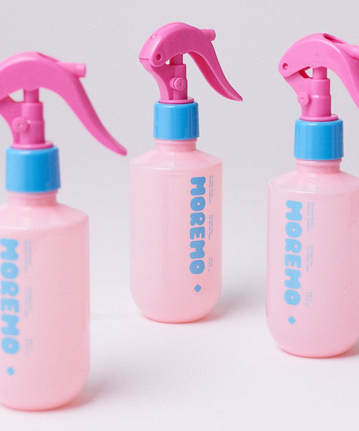 MOREMO No-Wash Keratin Ampoule Treatment 200ml, trois bouteilles roses avec vaporisateur en plastique rose et bleu.