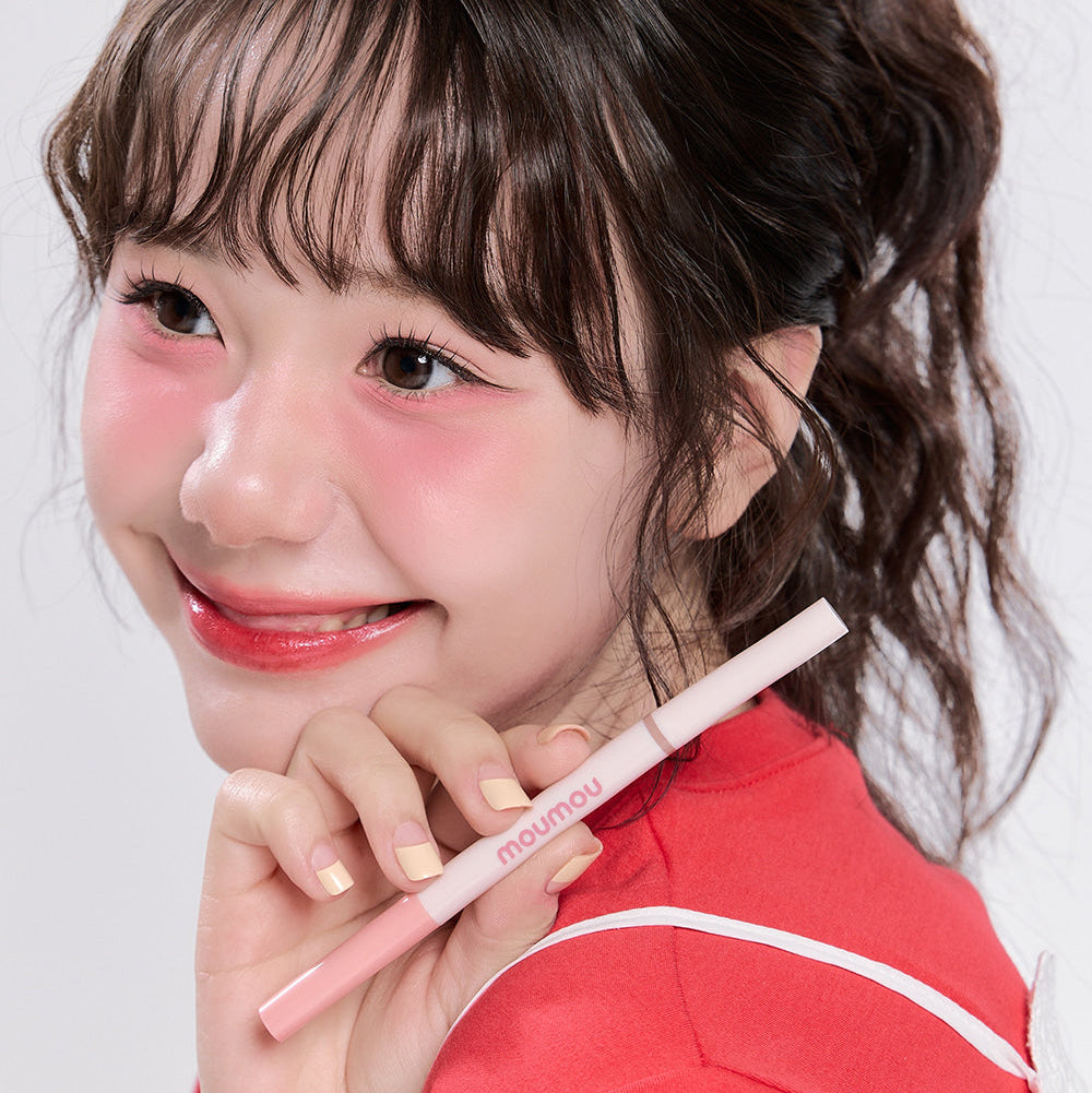 MOUMOU  Aegyo Flirting Easy Fit Duo, photo produit sur jeune femme asiatique souriante, brushing et chouchou, fond clair.