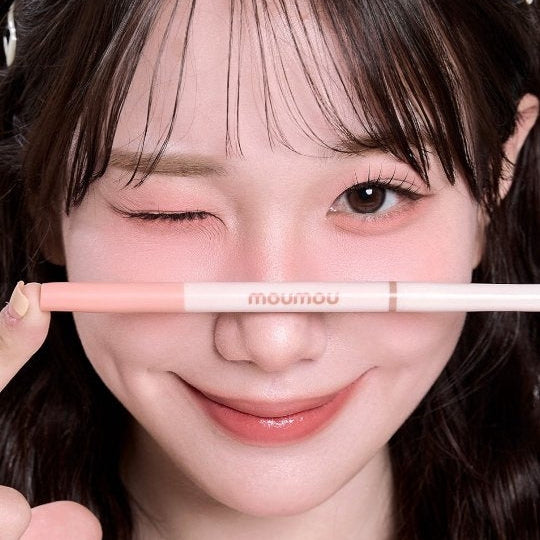 MOUMOU  Aegyo Flirting Easy Fit Duo : close-up beauté du visage tenant le duo de maquillage, style aegyo, fond neutre.