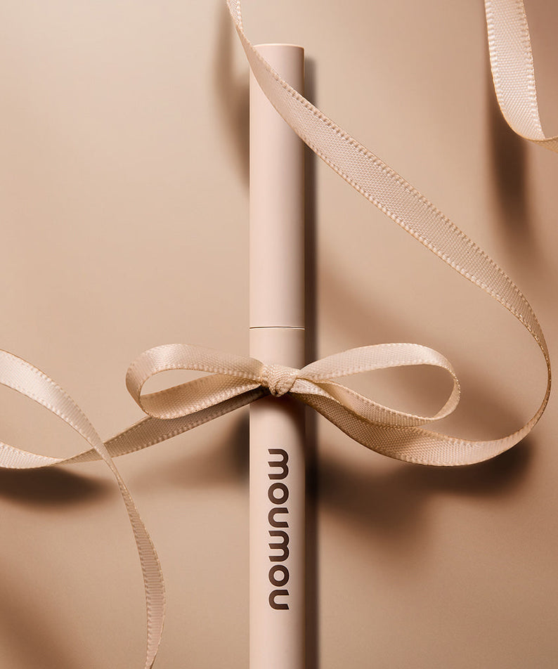 MOUMOU  Pro Contouring Noes Shading : stylo de contouring pour le visage, au ruban beige, fond beige, mise en scène beauté