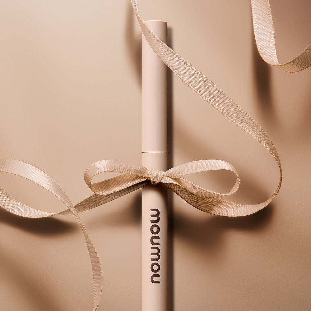 MOUMOU  Pro Contouring Noes Shading : stylo de contouring pour le visage, au ruban beige, fond beige, mise en scène beauté