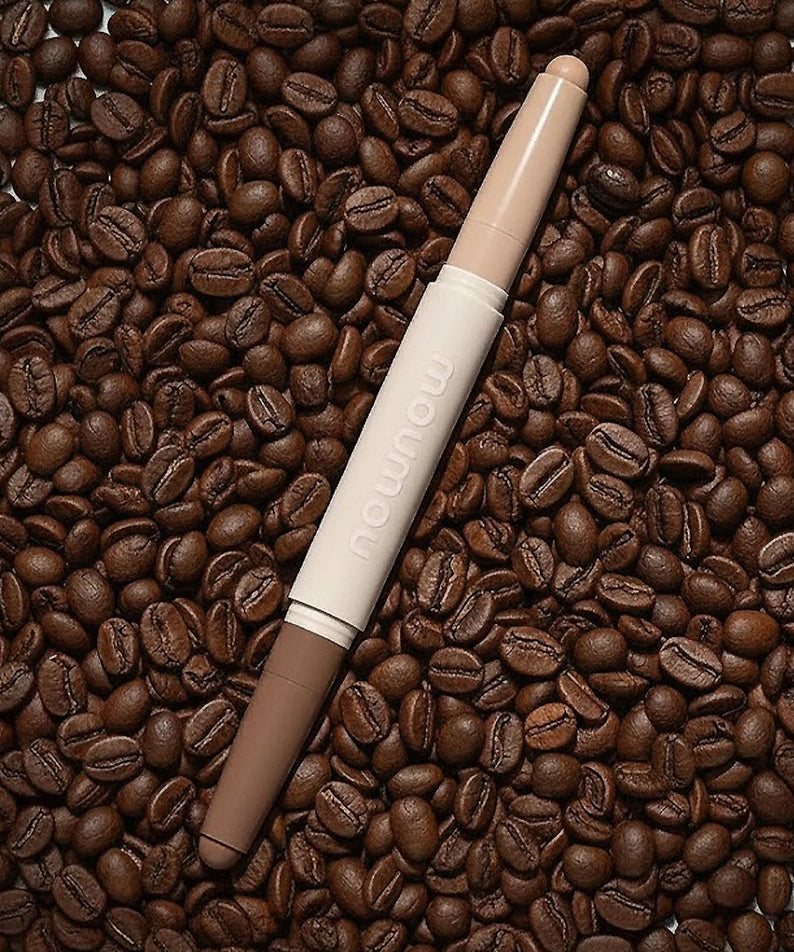 MOUMOU  Pro Contouring Noes Shading, stylo maquillage sur grains de café, fond visuel texture café