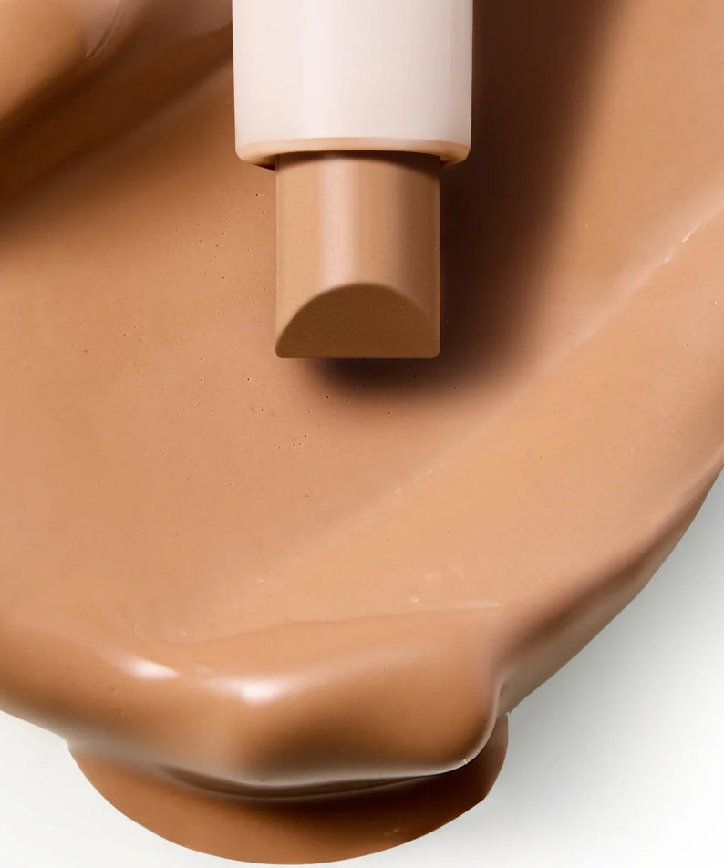 MOUMOU  Pro Contouring Noes Shading, sur peau maquillée, tube de contouring visible en gros plan, lumière douce